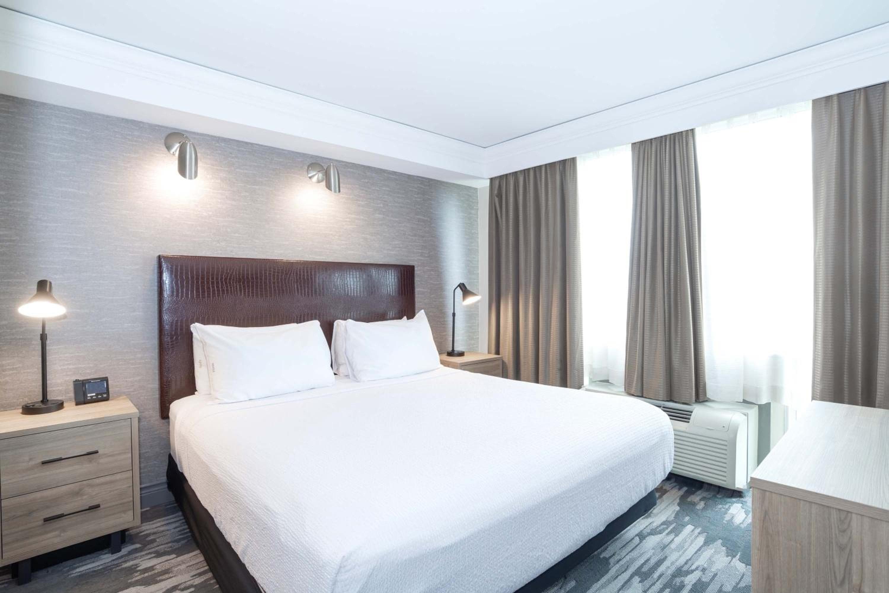 Sandman Signature Toronto Airport Hotel