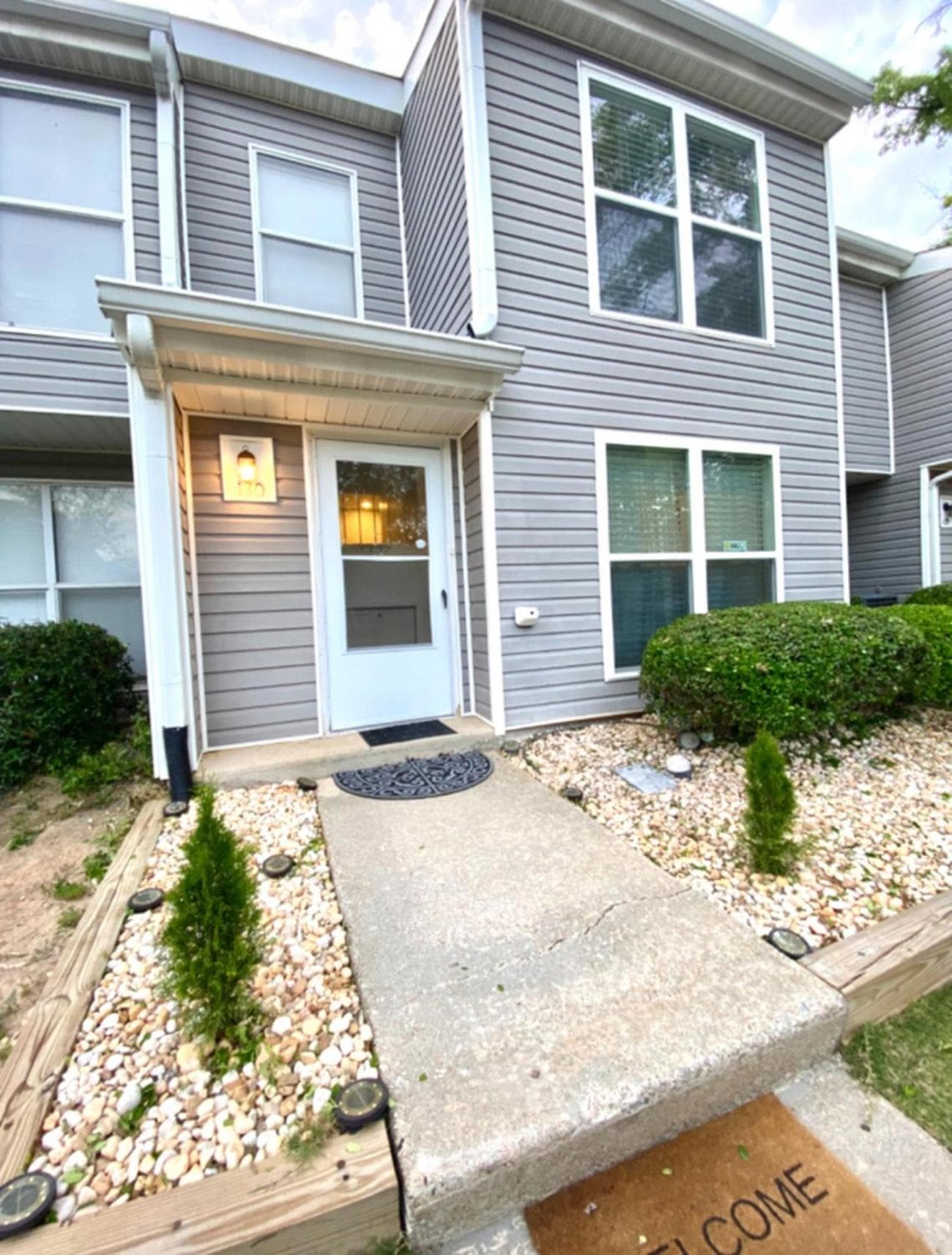 Elegant Serene- Townhome, 10 Mi to Downtown, near Airport
