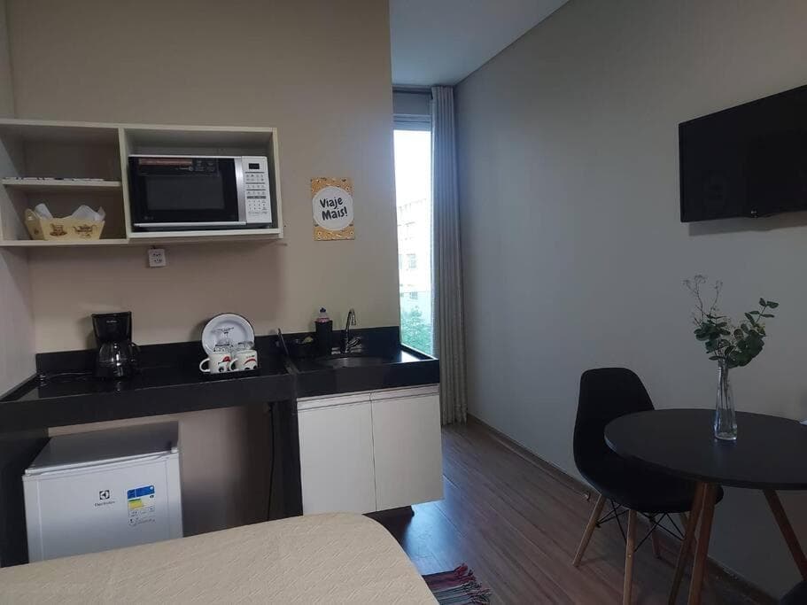 Flats da Júnia 110 - funcional com ar, garagem, tv, microondas, frigobar e 14 km aeroporto