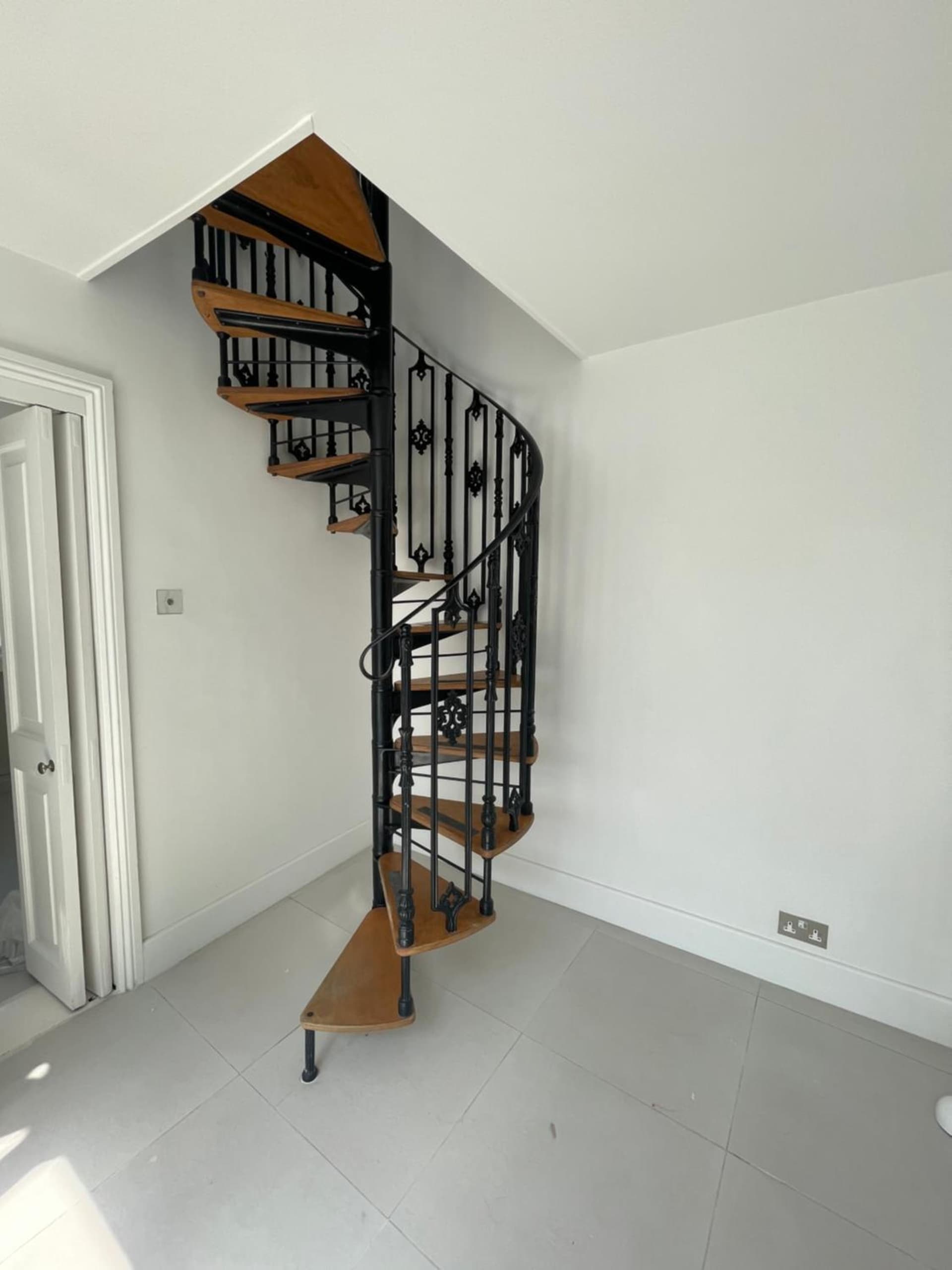 Double-Bed Bedroom, Living Room and Kitchenette, Private Bathroom & Utility Room available at Willow House, Shepperton