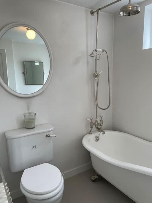 Double-Bed Bedroom, Living Room and Kitchenette, Private Bathroom & Utility Room available at Willow House, Shepperton