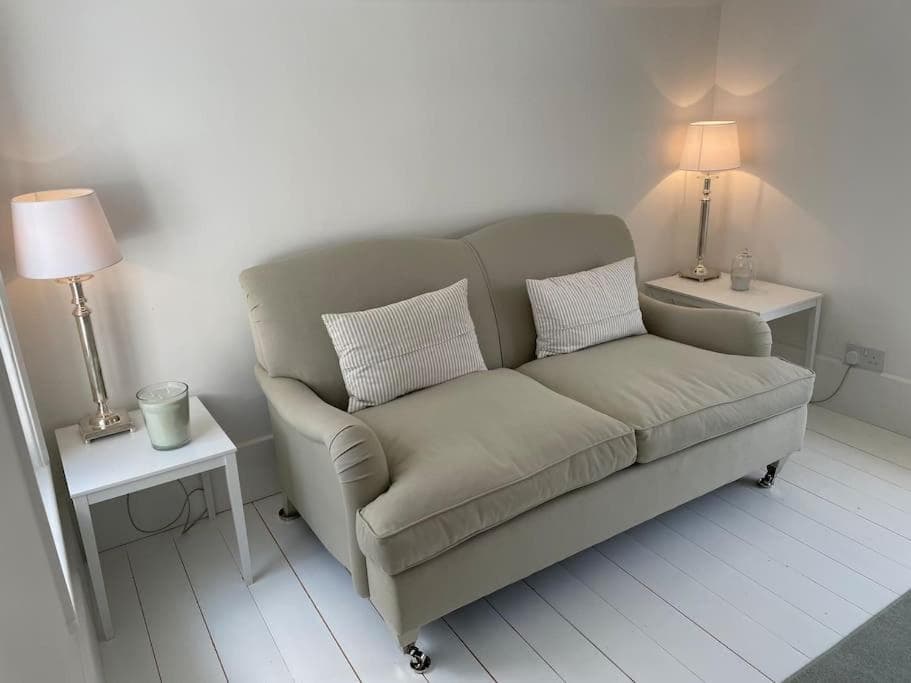 Double-Bed Bedroom, Living Room and Kitchenette, Private Bathroom & Utility Room available at Willow House, Shepperton