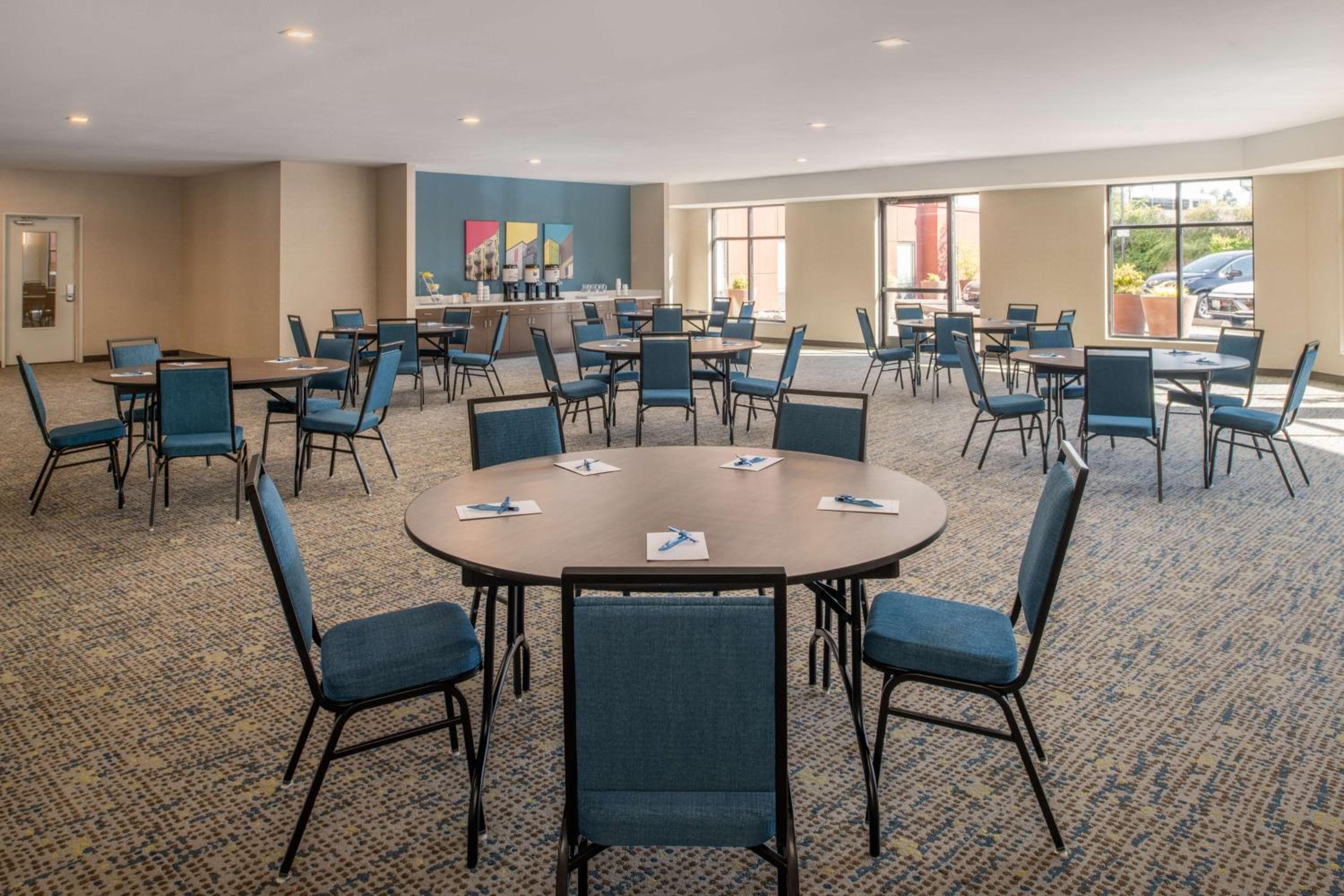 Hampton Inn and Suites Seattle - Airport / 28th Avenue