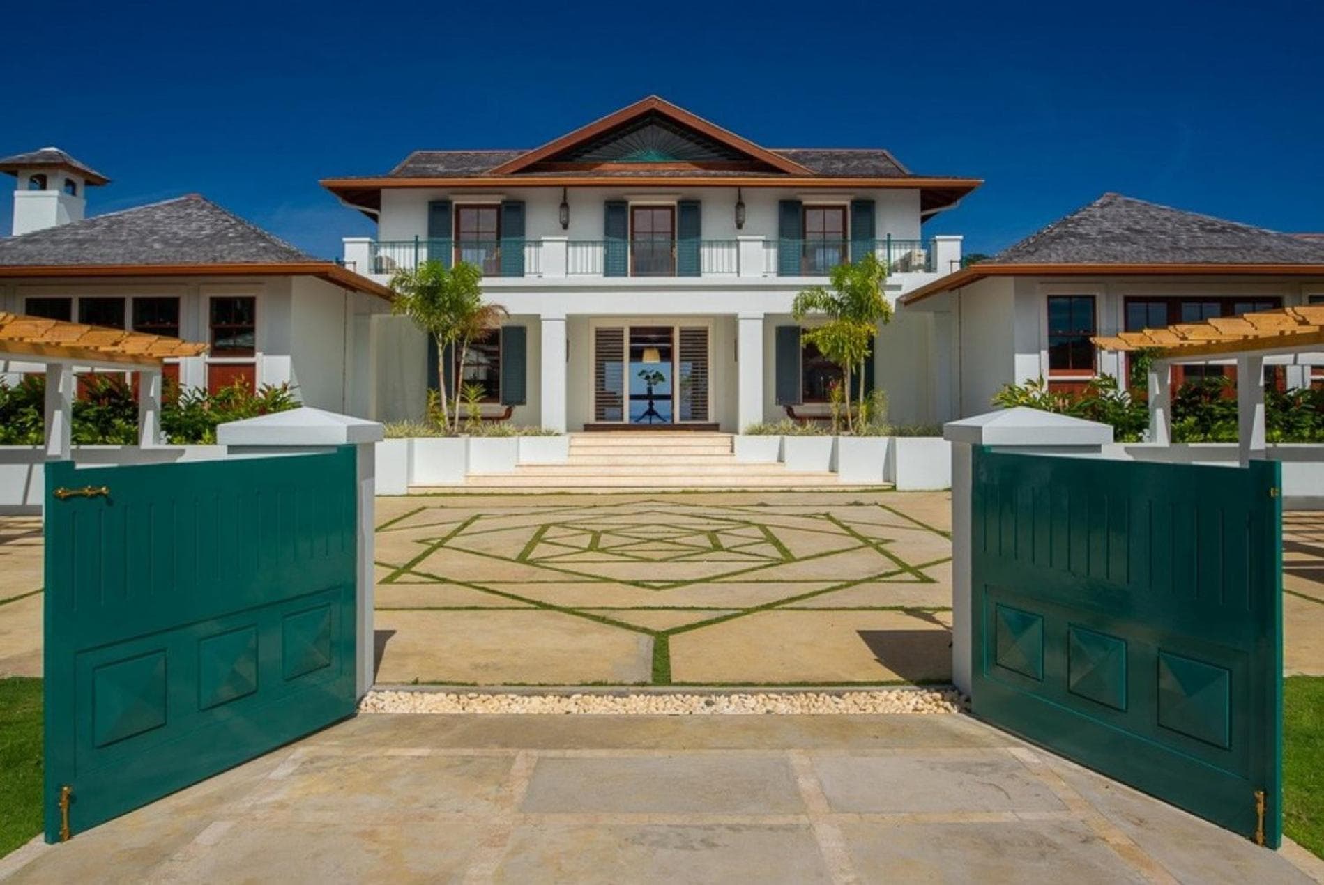 Luxury 5 Bedroom Bella Vista Villa