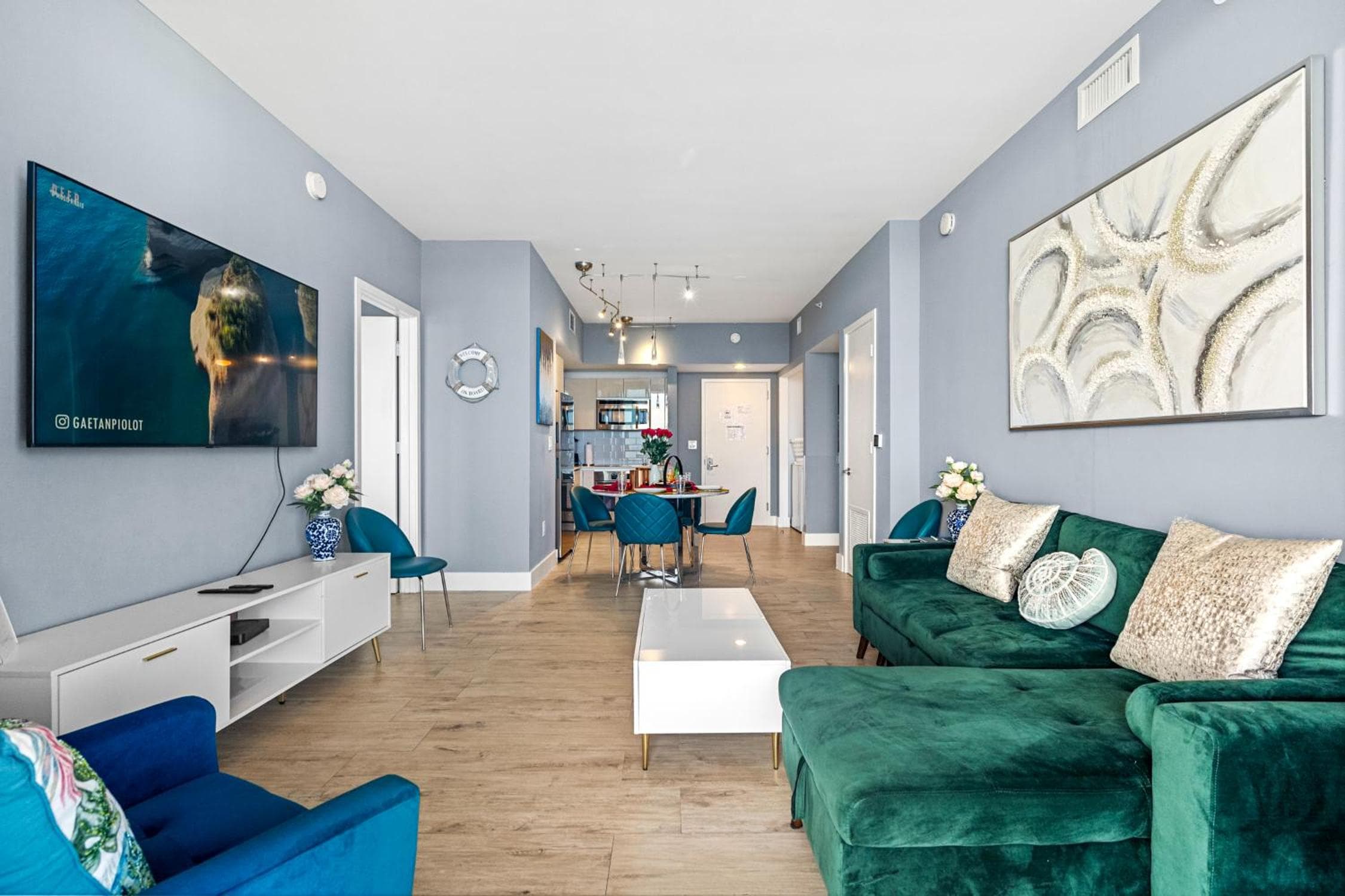 Ocean Views - Pool & Gym - Pet Friendly - Close to Beach
