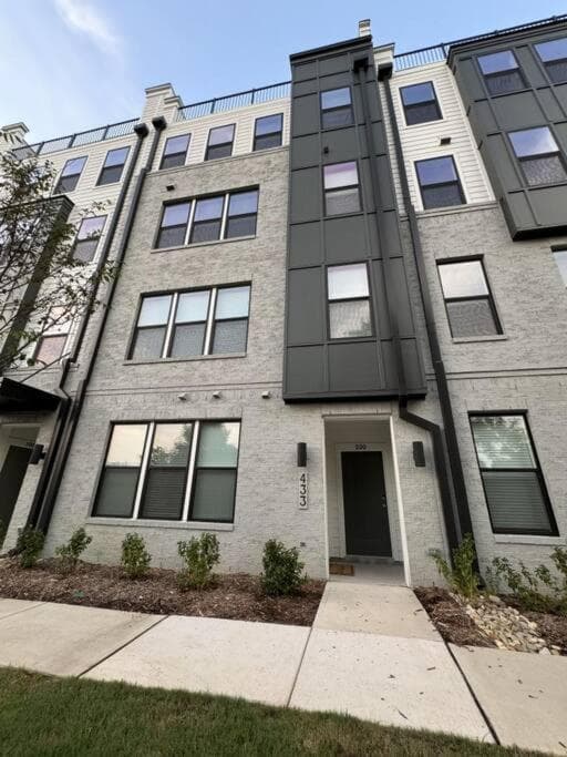 Lux Downtown Condo Rooftop Terrace EV Charger!