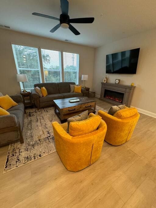 Lux Downtown Condo Rooftop Terrace EV Charger!