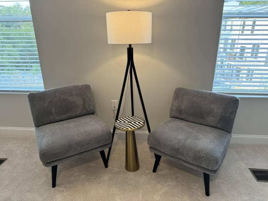 Lux Downtown Condo Rooftop Terrace EV Charger!