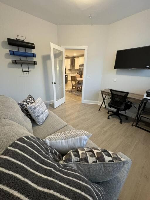 Lux Downtown Condo Rooftop Terrace EV Charger!