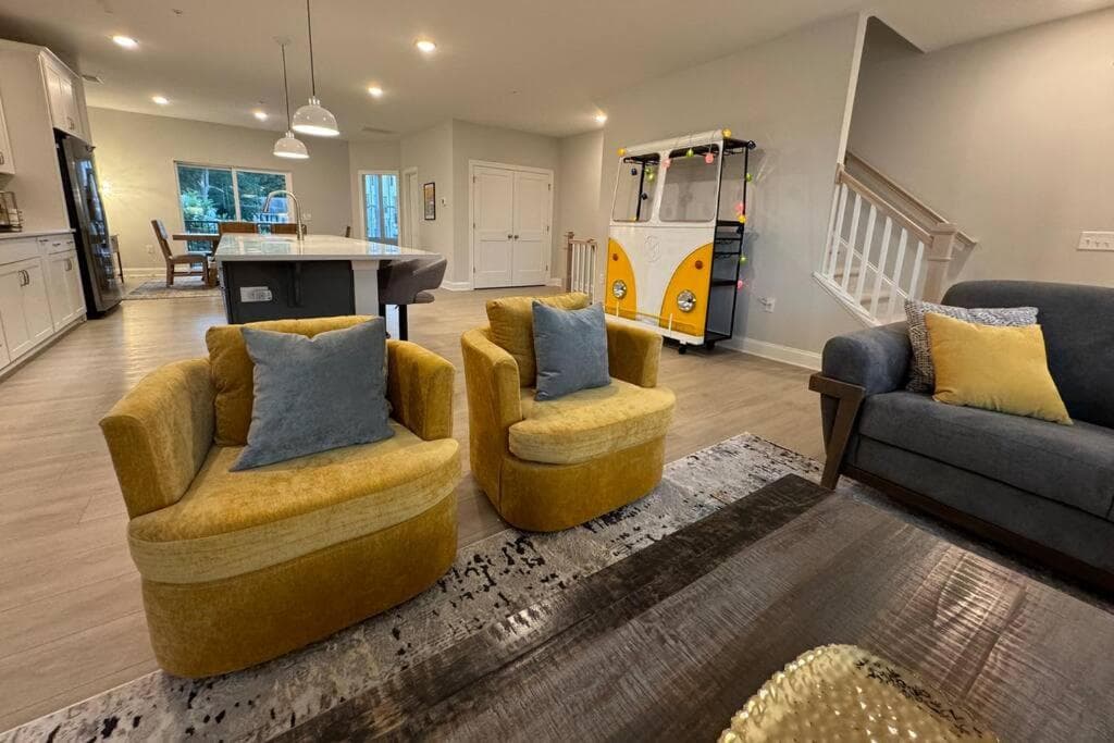 Lux Downtown Condo Rooftop Terrace EV Charger!