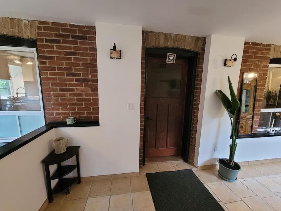 Cozy Farmhouse 10 Minutes From The Beach!