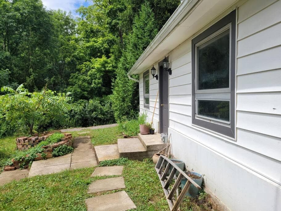 Cozy Farmhouse 10 Minutes From The Beach!