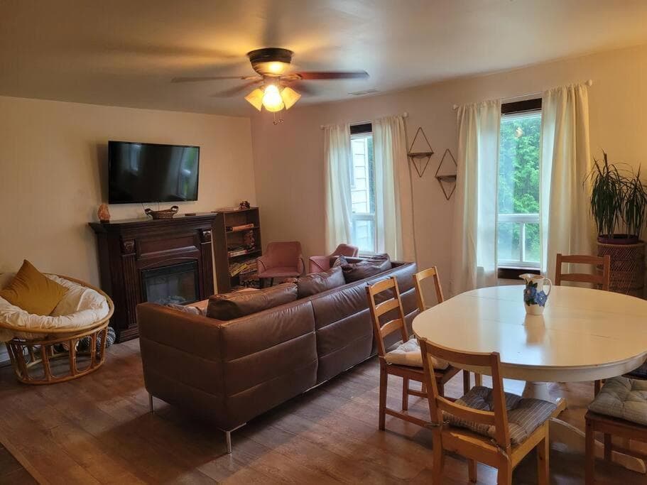Cozy Farmhouse 10 Minutes From The Beach!