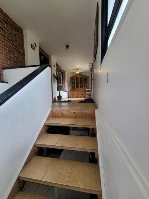 Cozy Farmhouse 10 Minutes From The Beach!