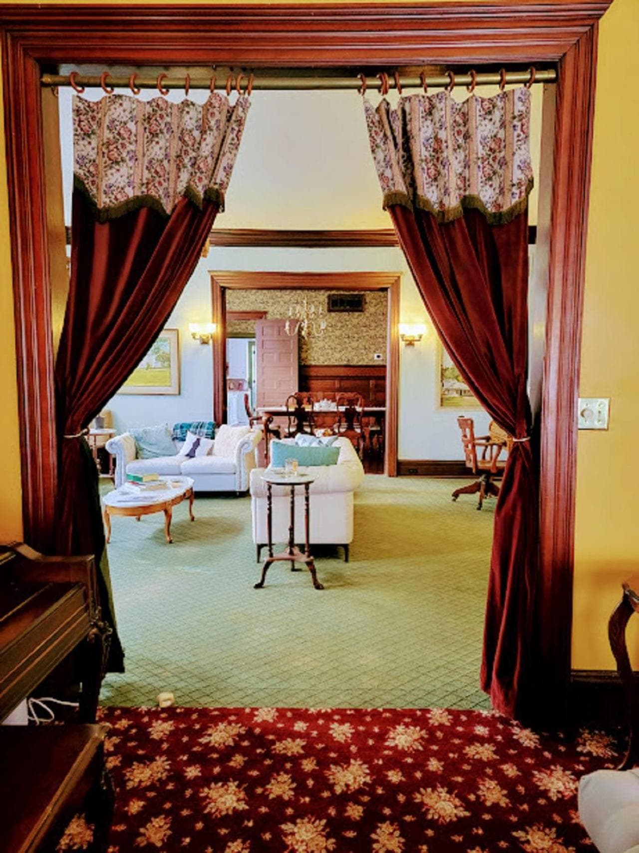 The Kings Throne Inn and Guest House