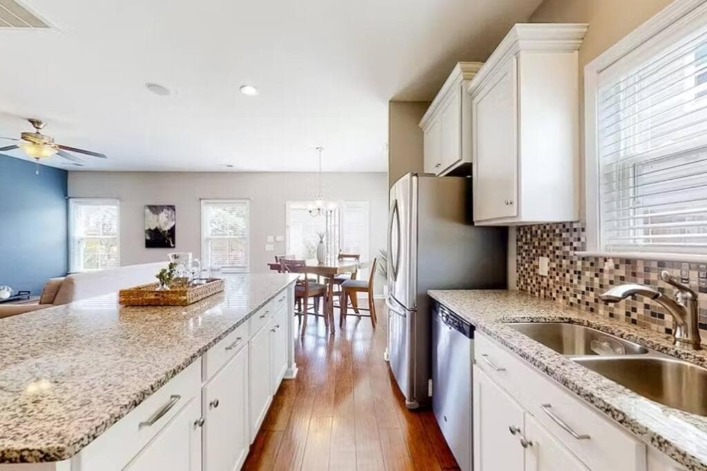 Home Sweet Home in Charleston! 3BR full amenities