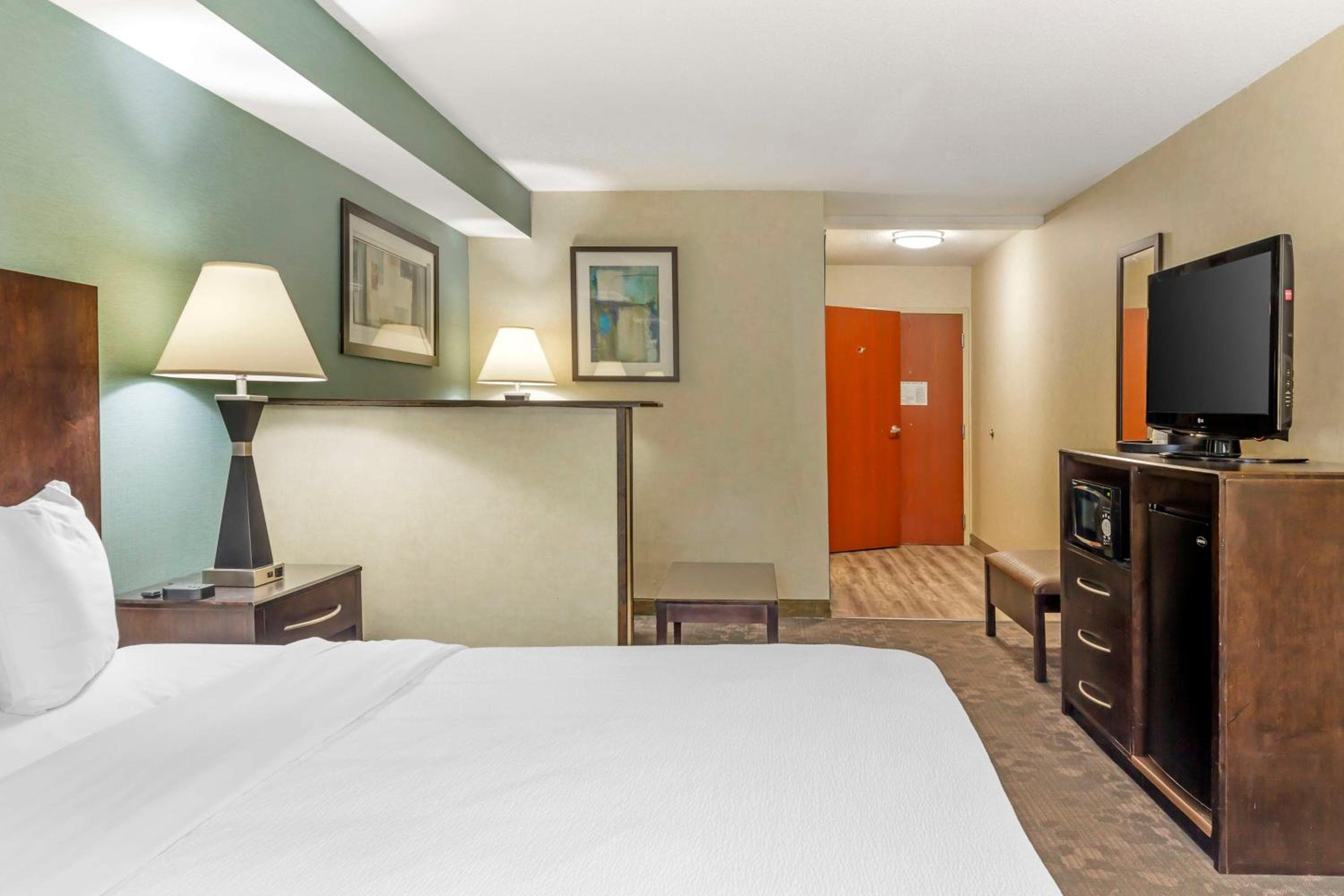 Best Western Plus Berkshire Hills Inn & Suites