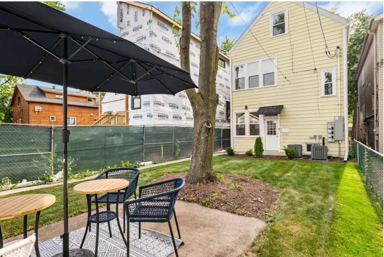 Berwyn 15 min to Downtown Game Room Grill Unit 1