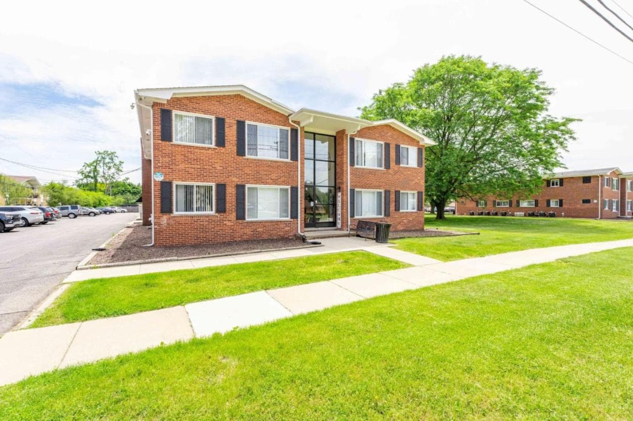 Stylish Comfy Shleby Retreat Patio Parking