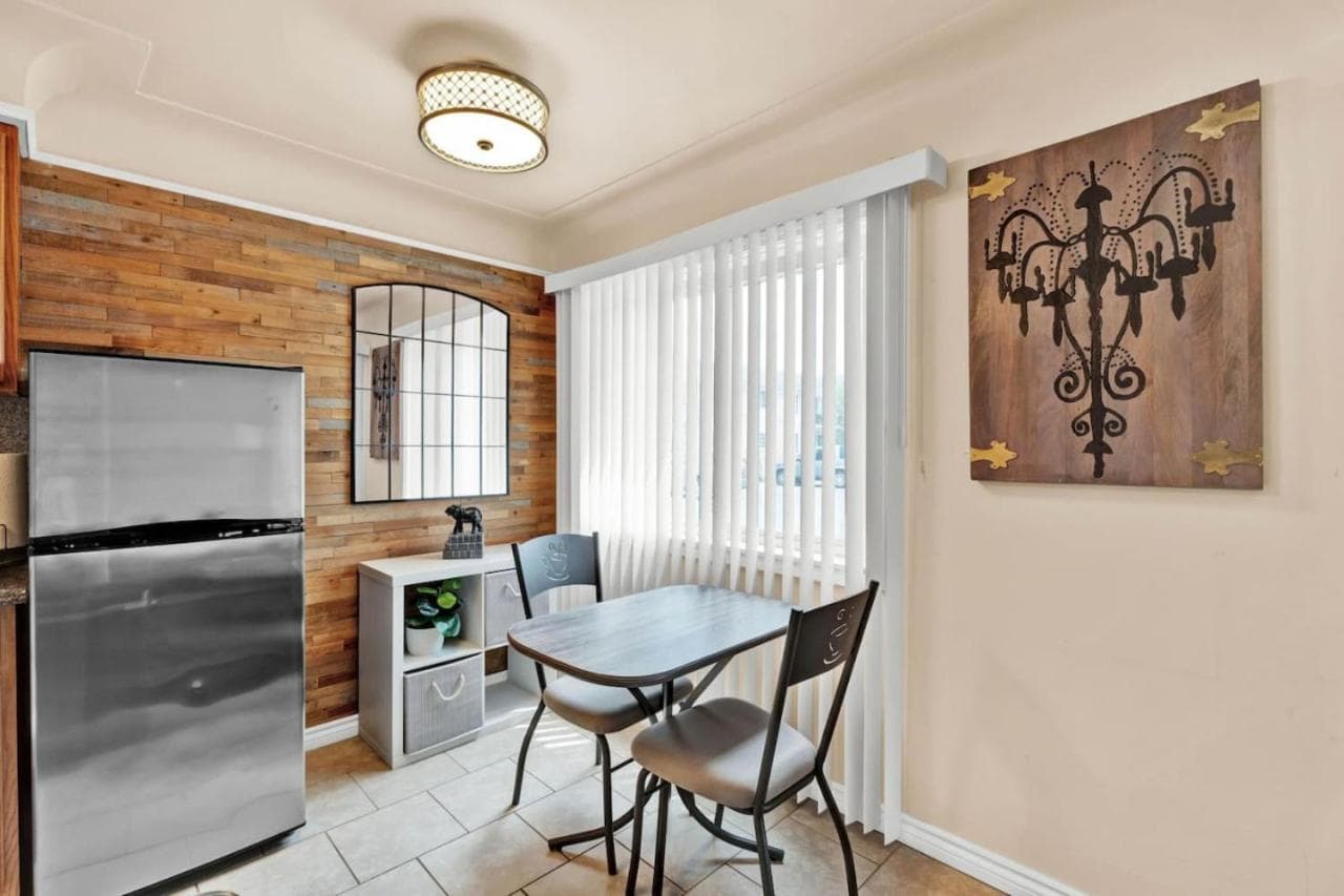 Stylish Comfy Shleby Retreat Patio Parking