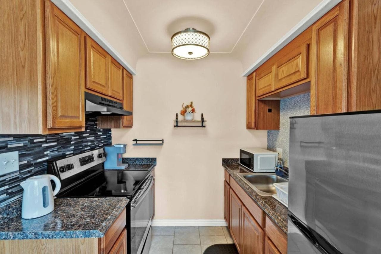 Stylish Comfy Shleby Retreat Patio Parking
