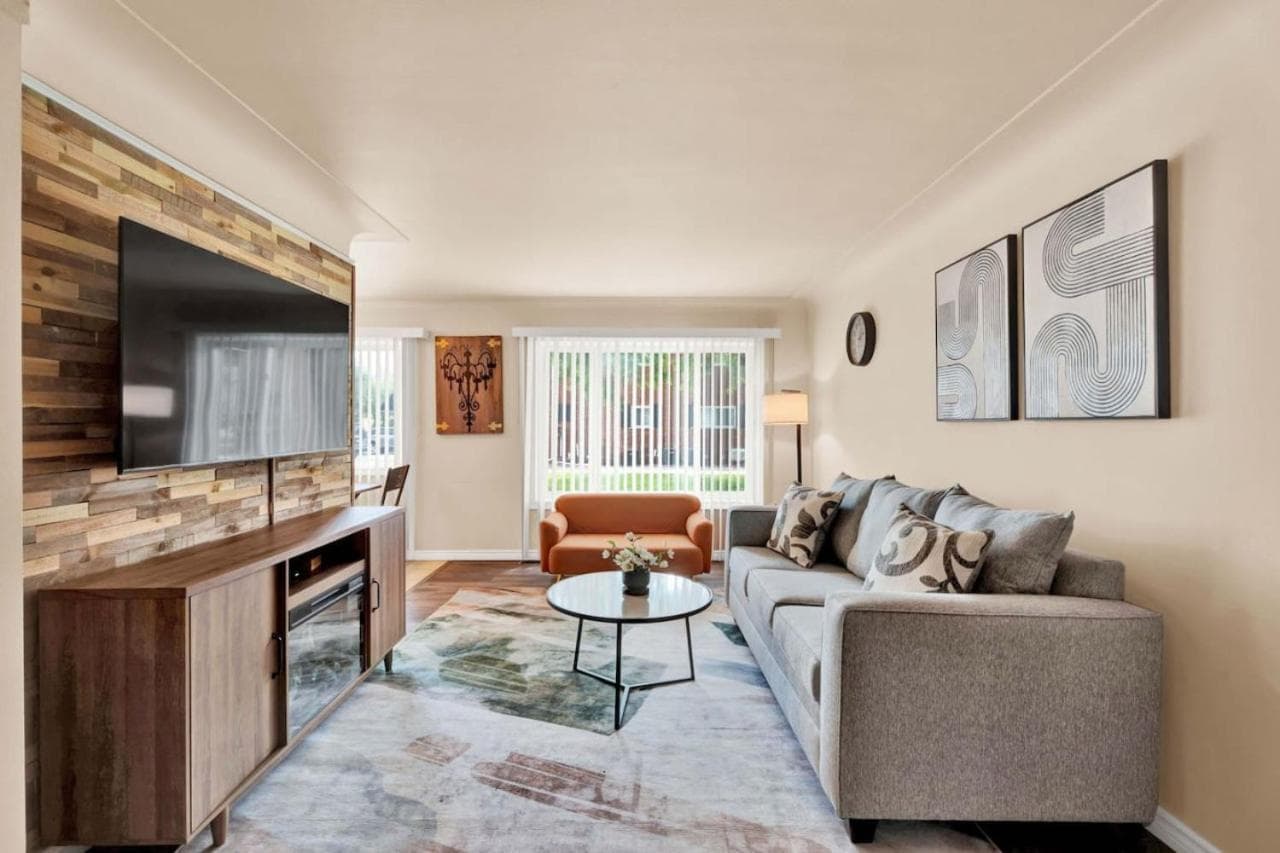 Stylish Comfy Shleby Retreat Patio Parking