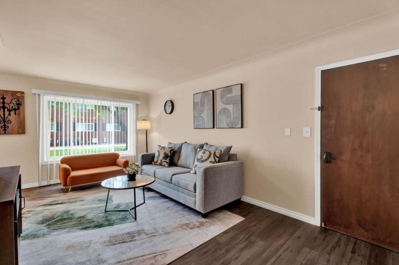 Stylish Comfy Shleby Retreat Patio Parking