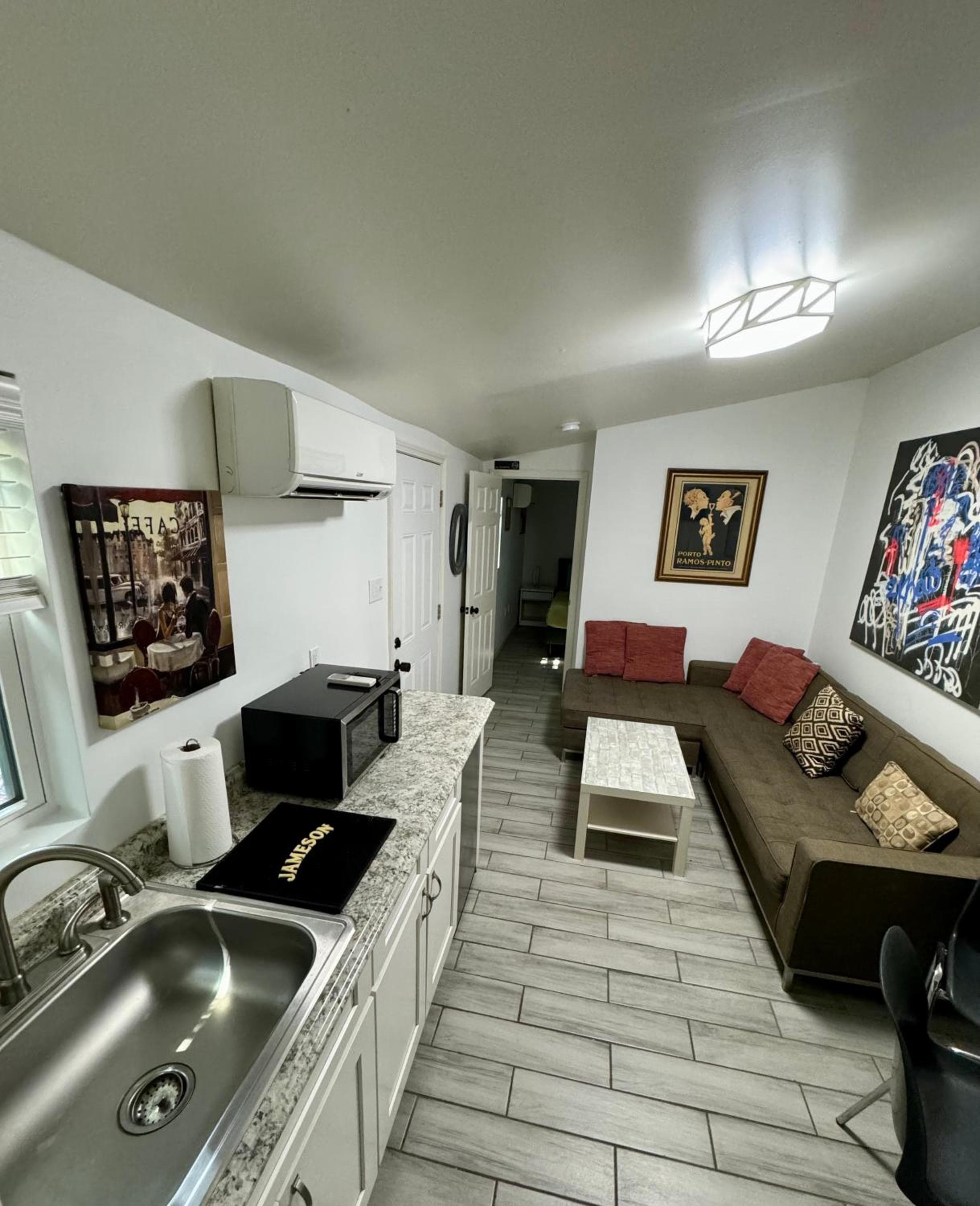 One bedroom apartment with hot tub 2 blocks to Magazine street