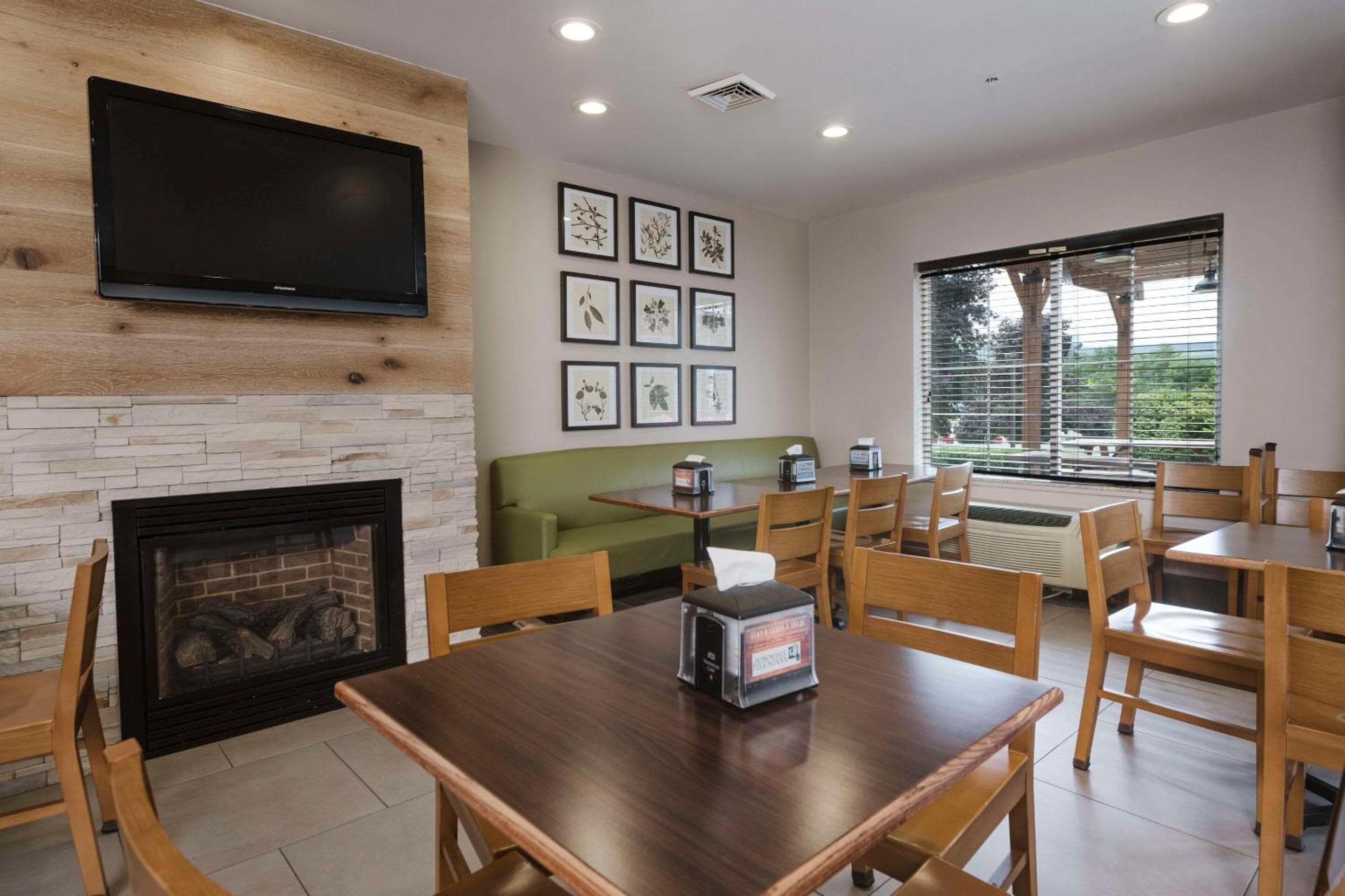 Country Inn & Suites by Radisson, Queensbury - Lake George , NY