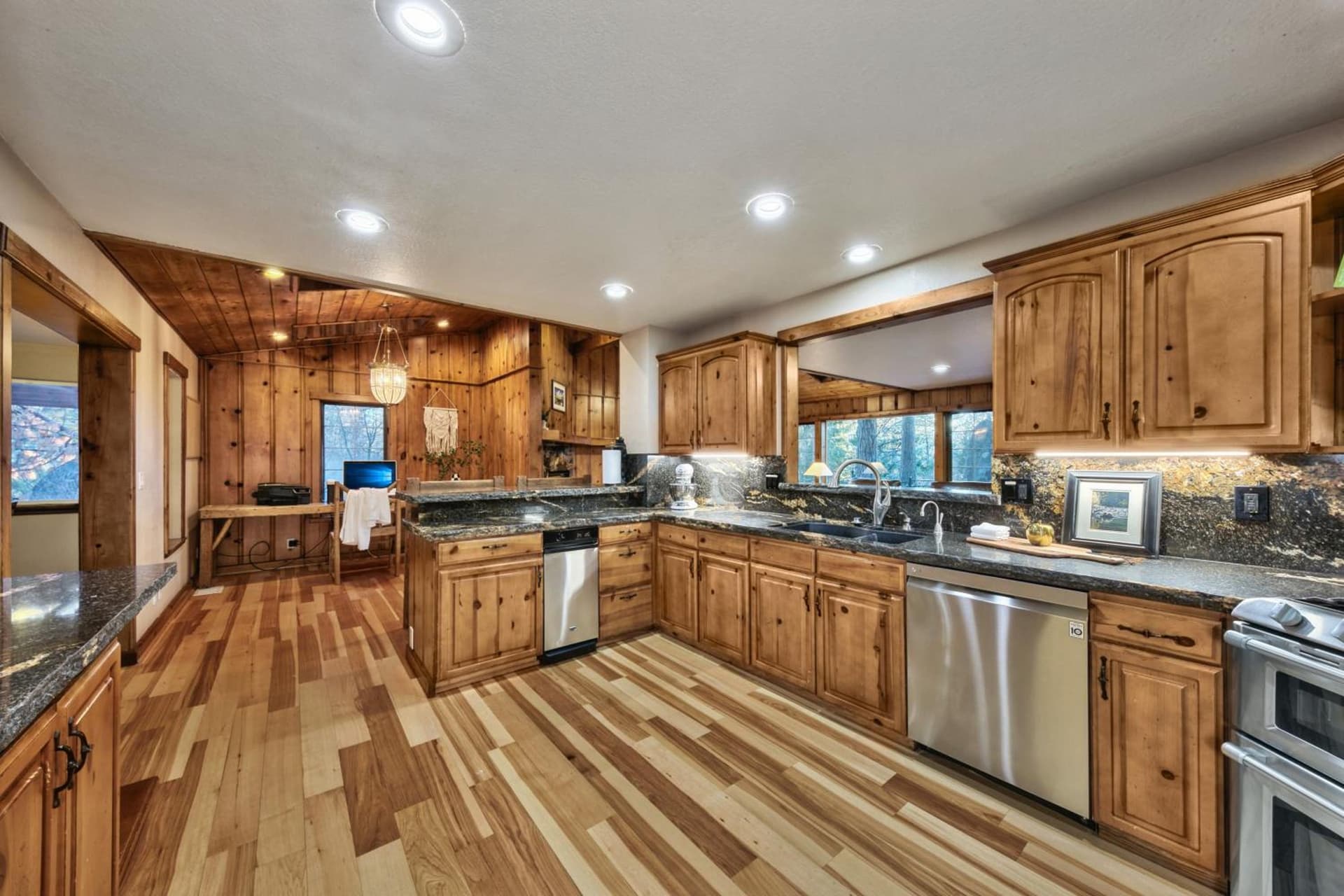 Luxe141 Spacious Luxury Log Cabin