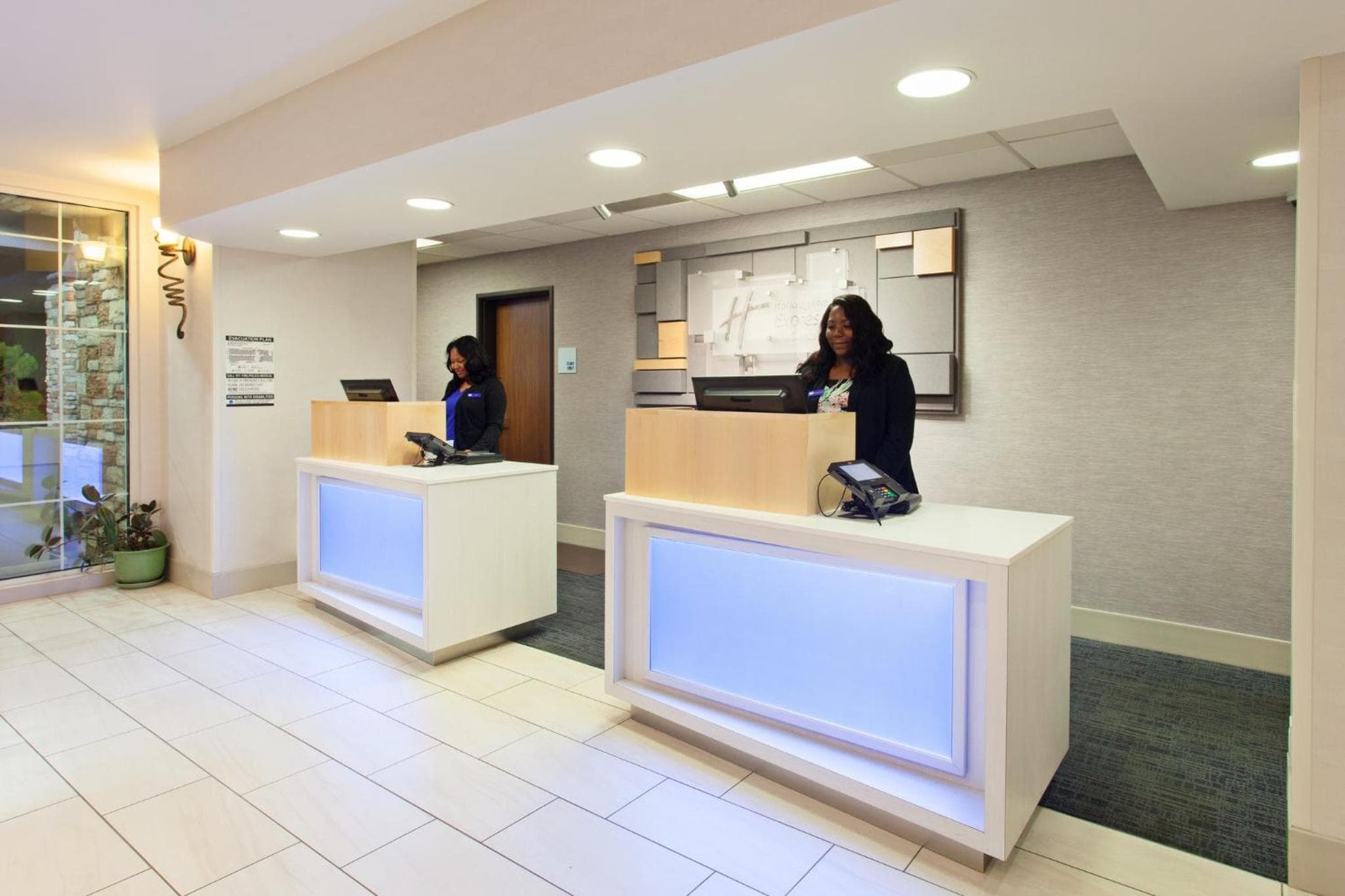 Holiday Inn Express & Suites Oakland - Airport by IHG