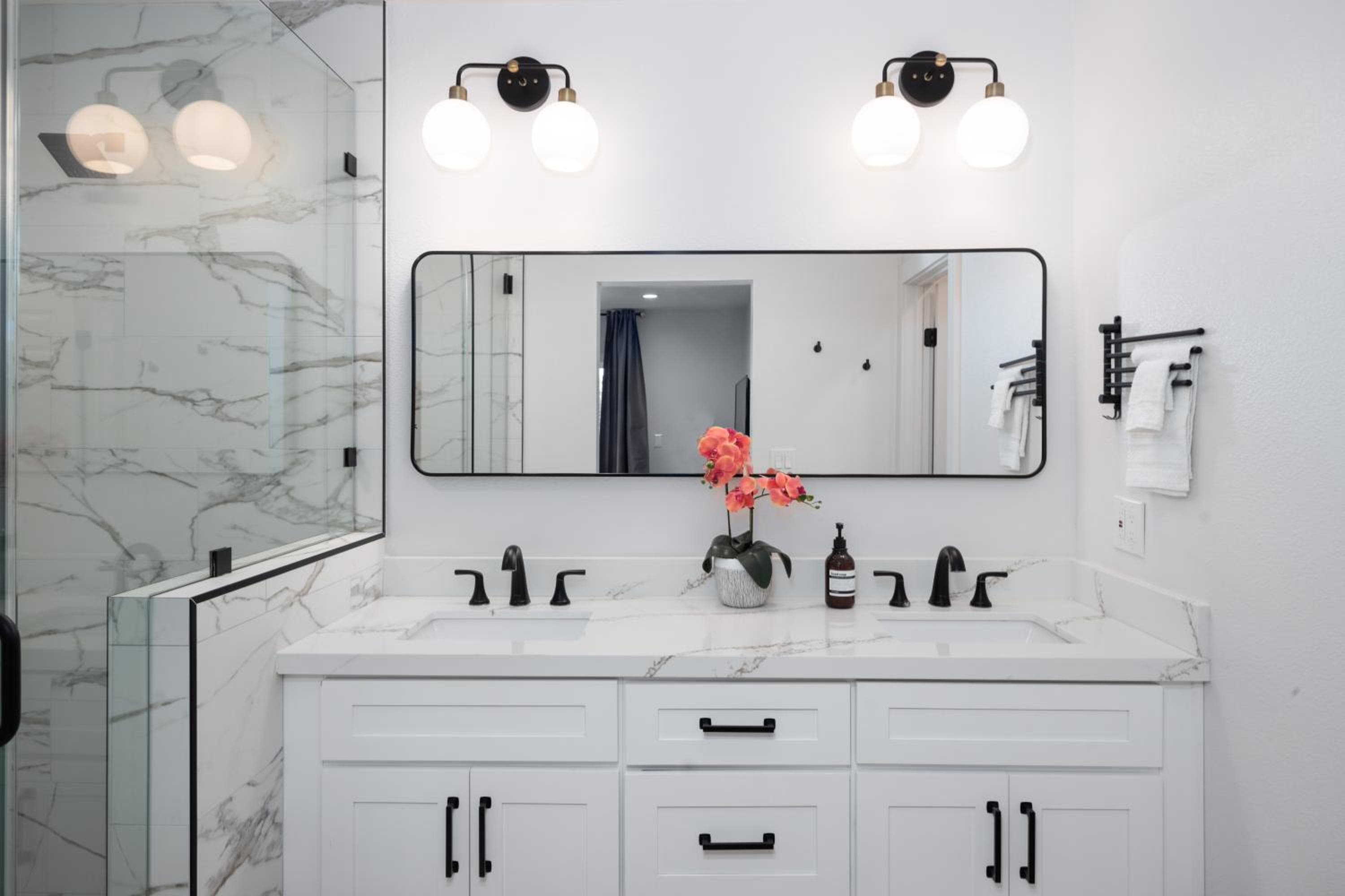 NEW Lux 5BR Villa Near Disney, Knotts, LA, OC with Hot Tub & Games