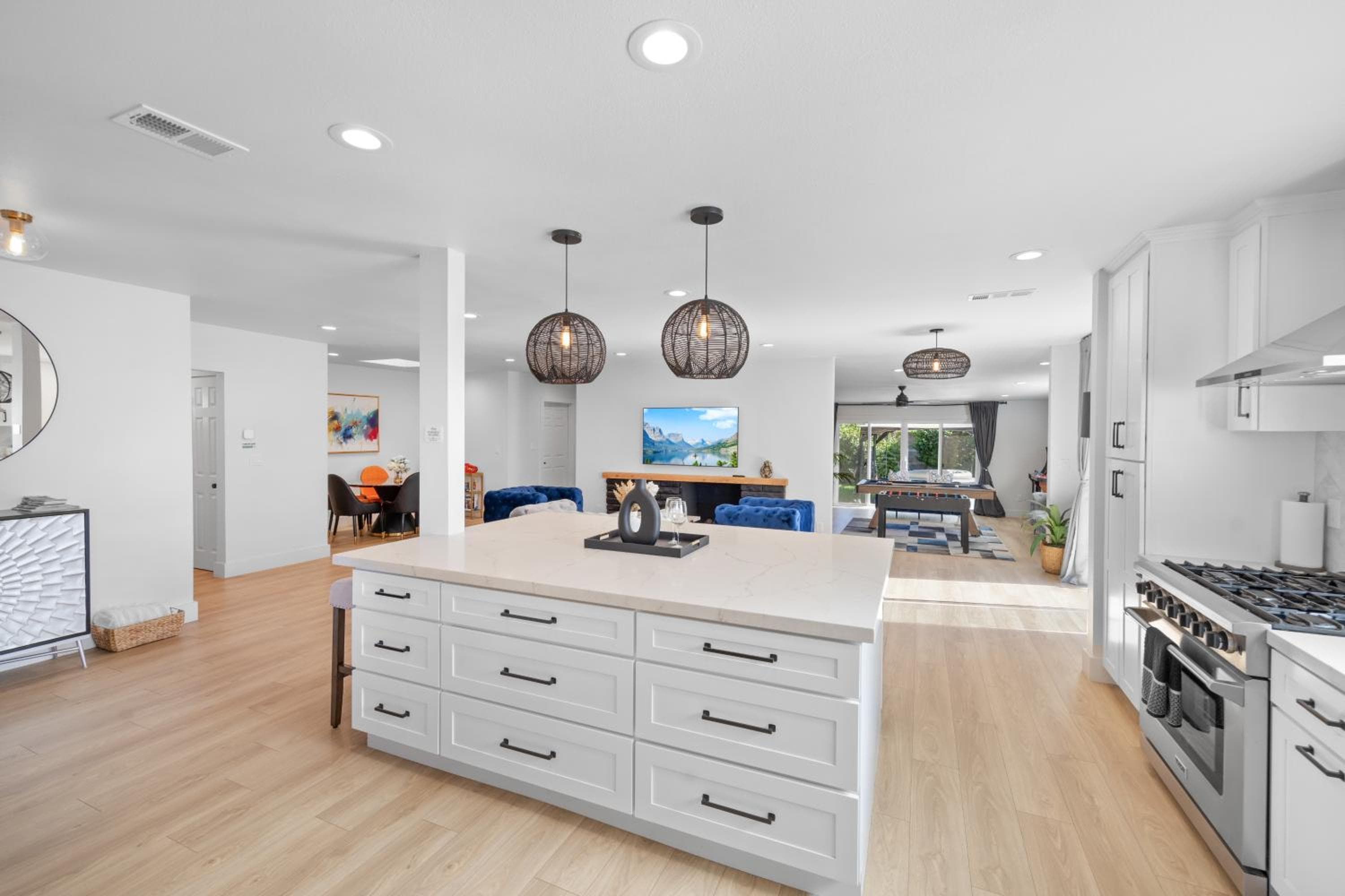 NEW Lux 5BR Villa Near Disney, Knotts, LA, OC with Hot Tub & Games