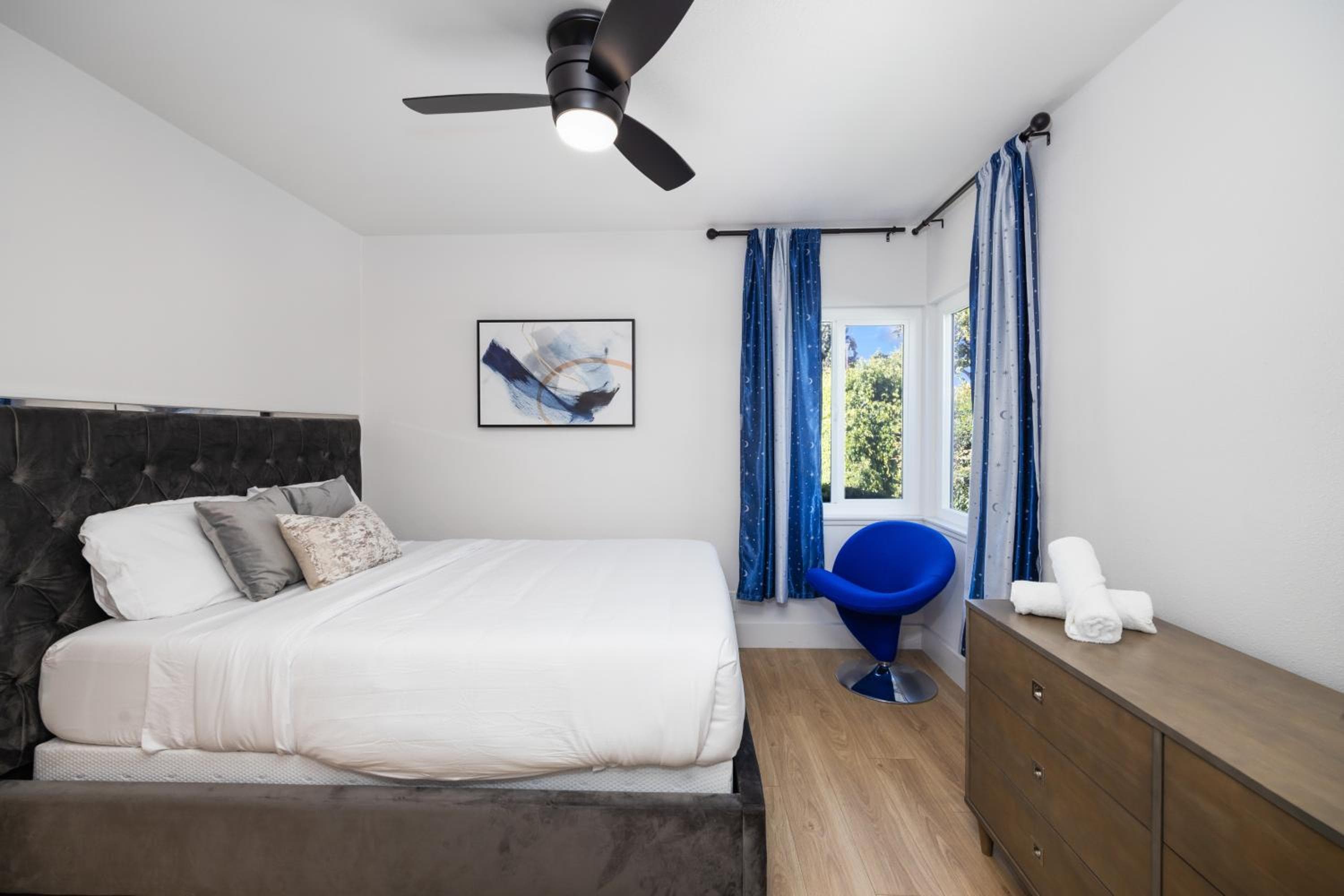 NEW Lux 5BR Villa Near Disney, Knotts, LA, OC with Hot Tub & Games