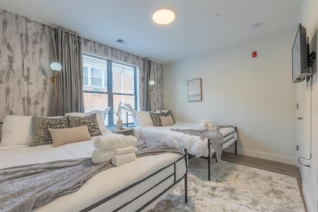 Opulence in Olive with Free Parking plus EV Plug, 2 BR 2 baths Suite, 5 beds and Sleeps 8