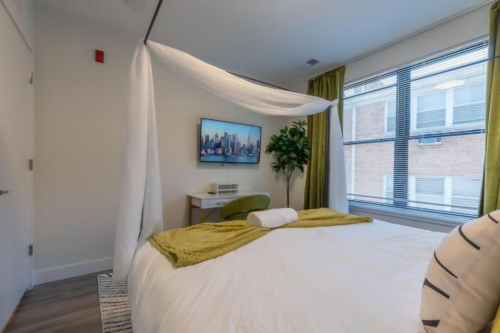 Opulence in Olive with Free Parking plus EV Plug, 2 BR 2 baths Suite, 5 beds and Sleeps 8