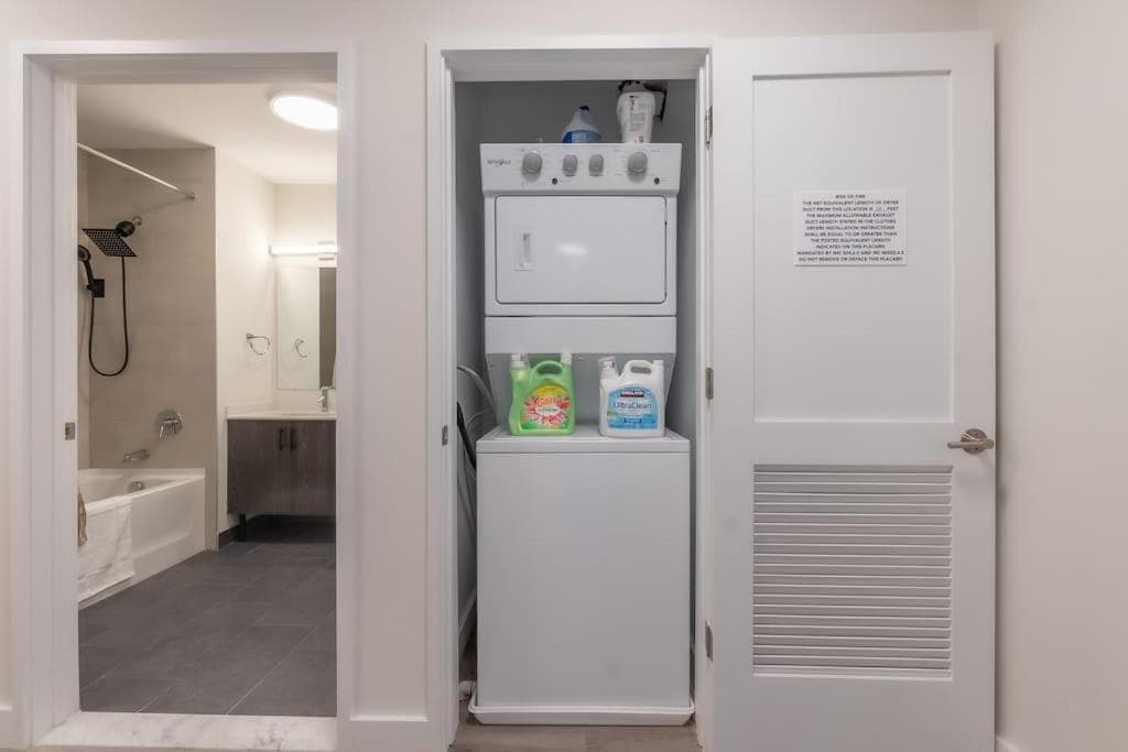 Opulence in Olive with Free Parking plus EV Plug, 2 BR 2 baths Suite, 5 beds and Sleeps 8