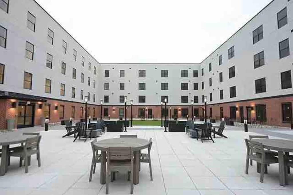 Opulence in Olive with Free Parking plus EV Plug, 2 BR 2 baths Suite, 5 beds and Sleeps 8