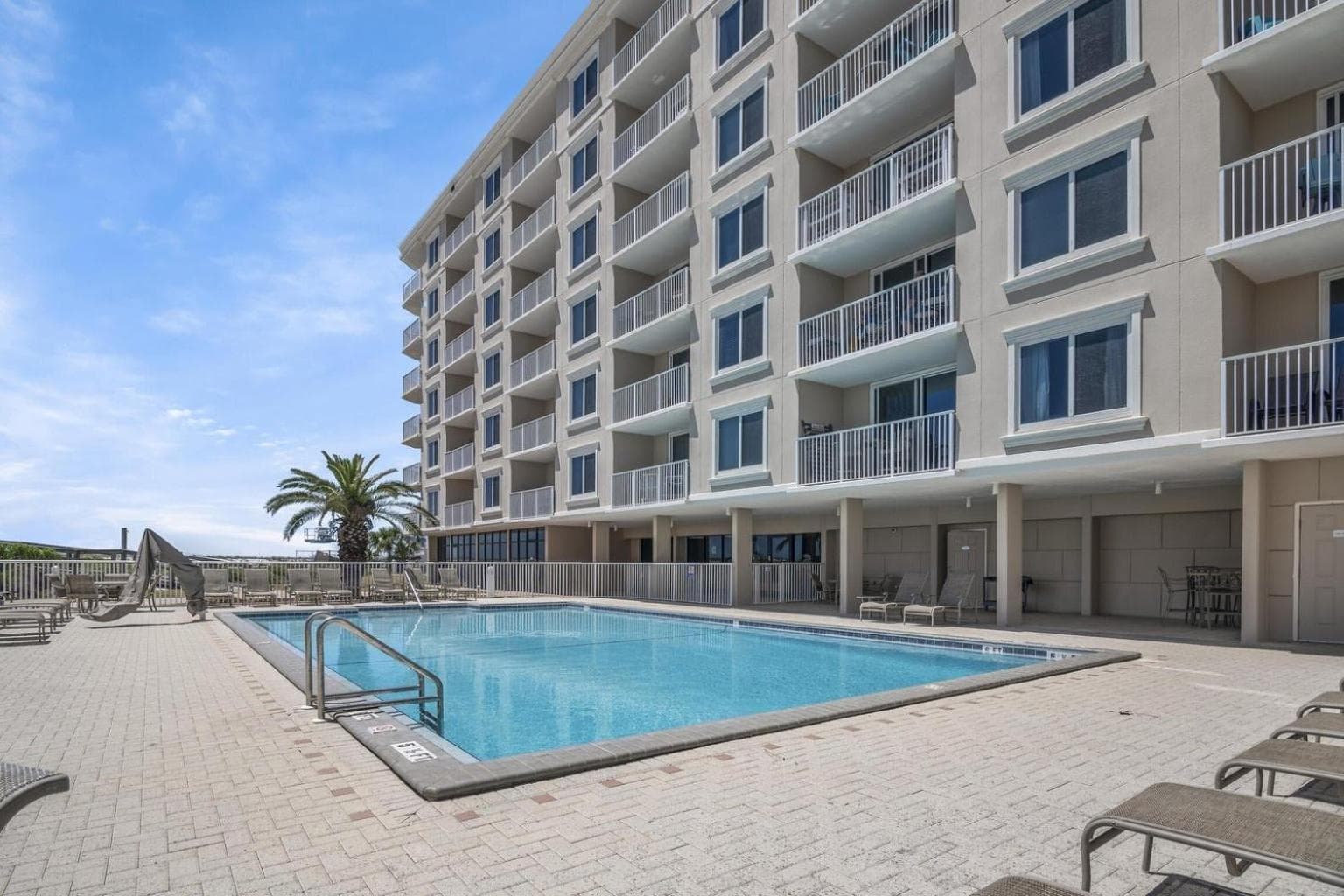 Destin on the Gulf 707 is a 2 bed 2 bath beachfront condo