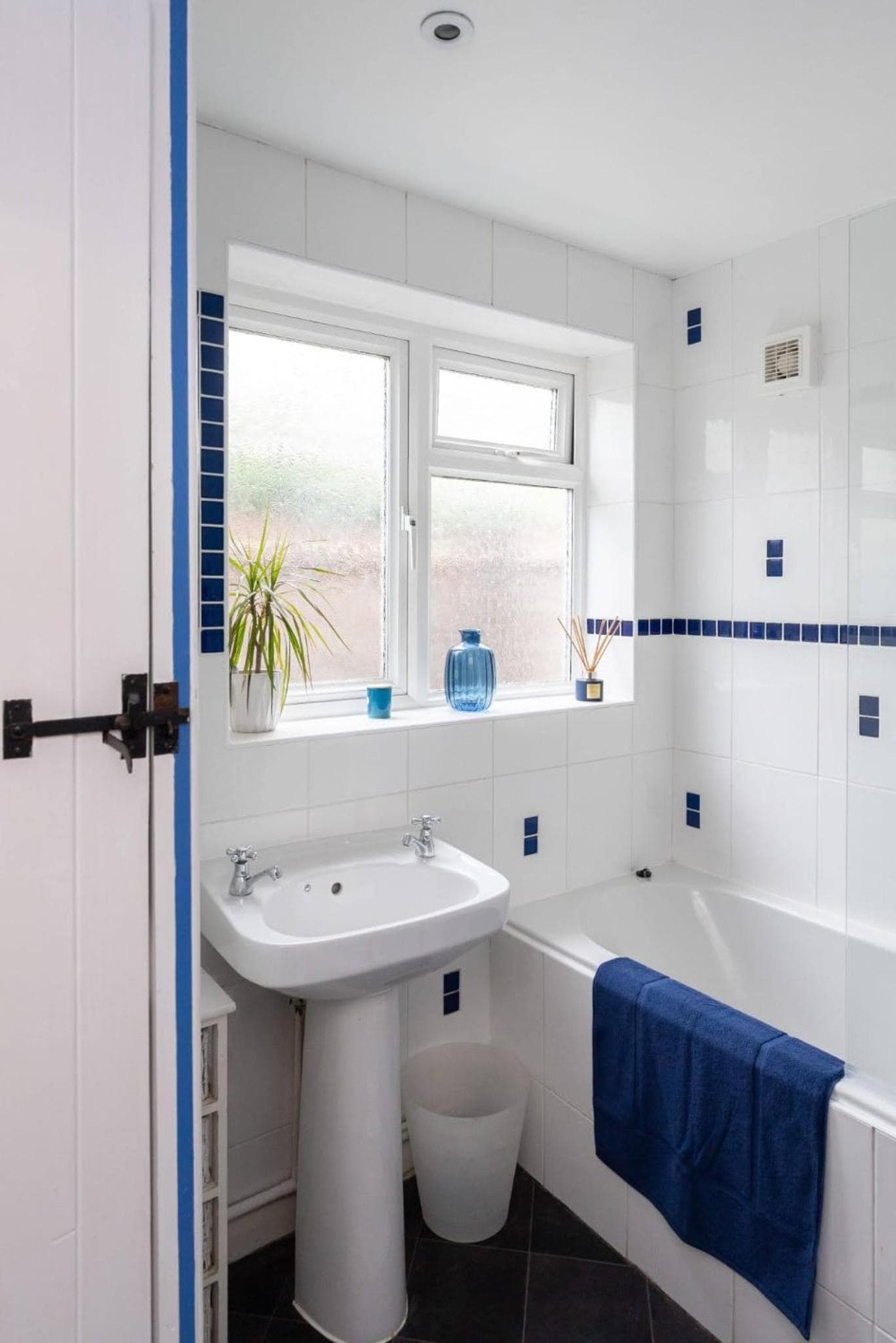 Quaint 3 bed Cottage in central Dorking with parking