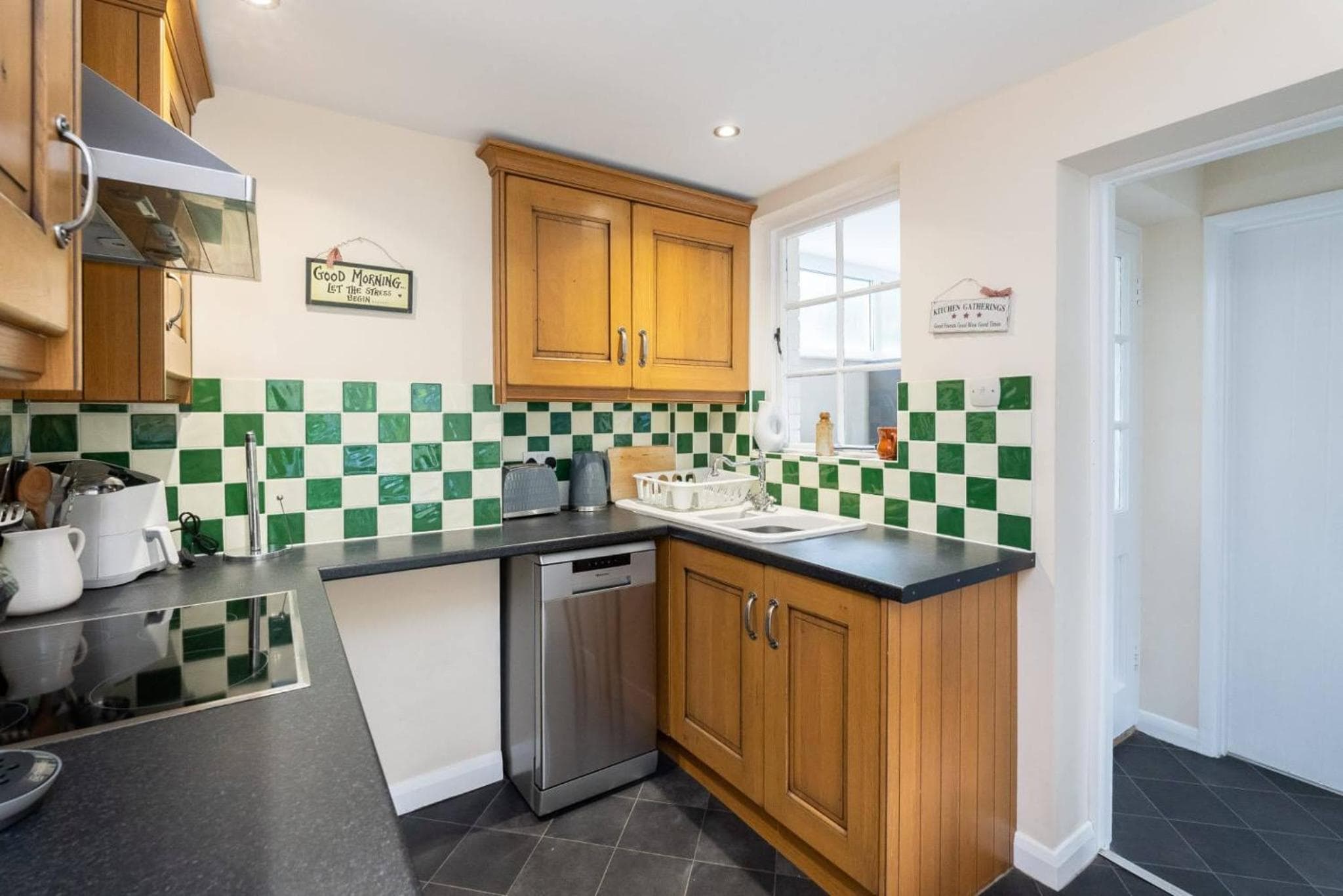 Quaint 3 bed Cottage in central Dorking with parking