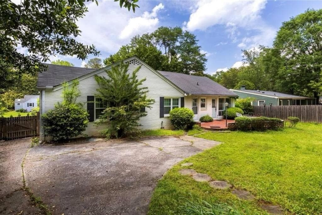 Classy utopian escape near Emory