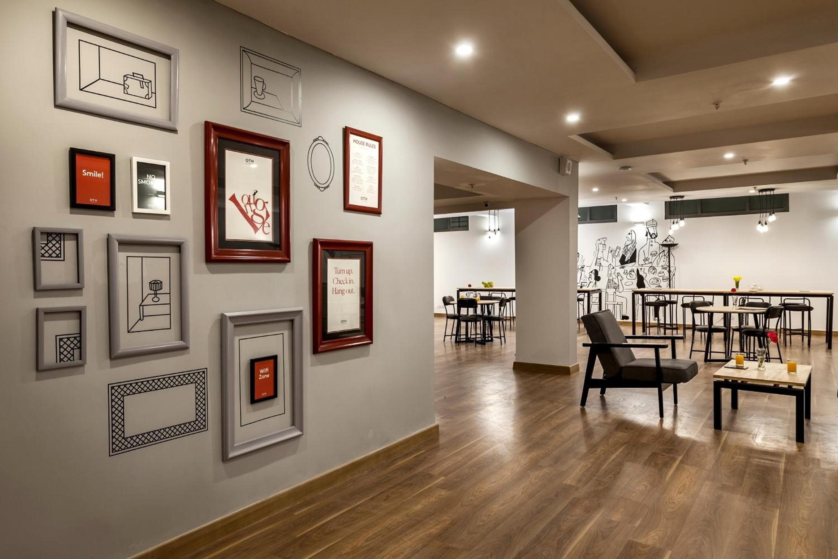 Super Townhouse Centre Point Inn Near Esplanade Metro Station