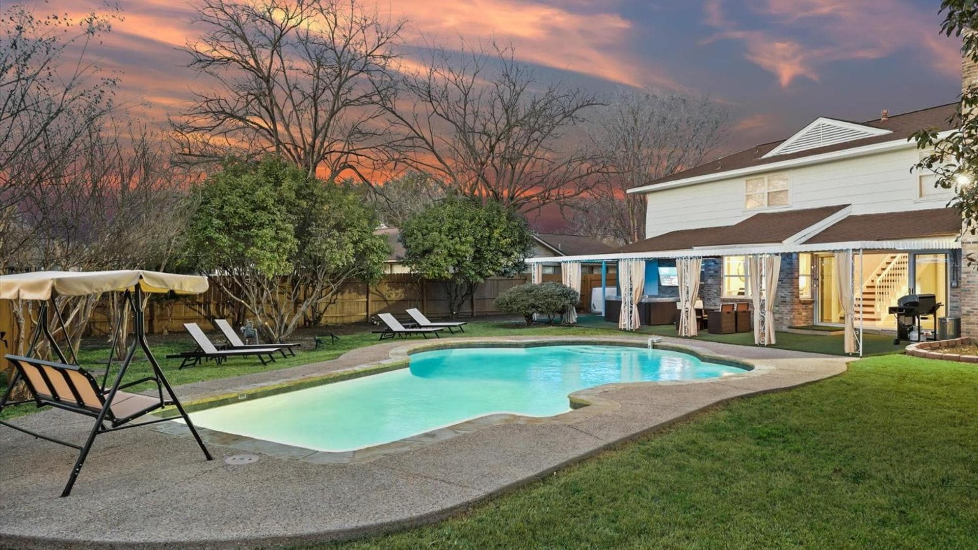 Elegant 5BR 2,5BA Holiday Home with Pool, Jacuzzi, BBQ, and Cinema Room