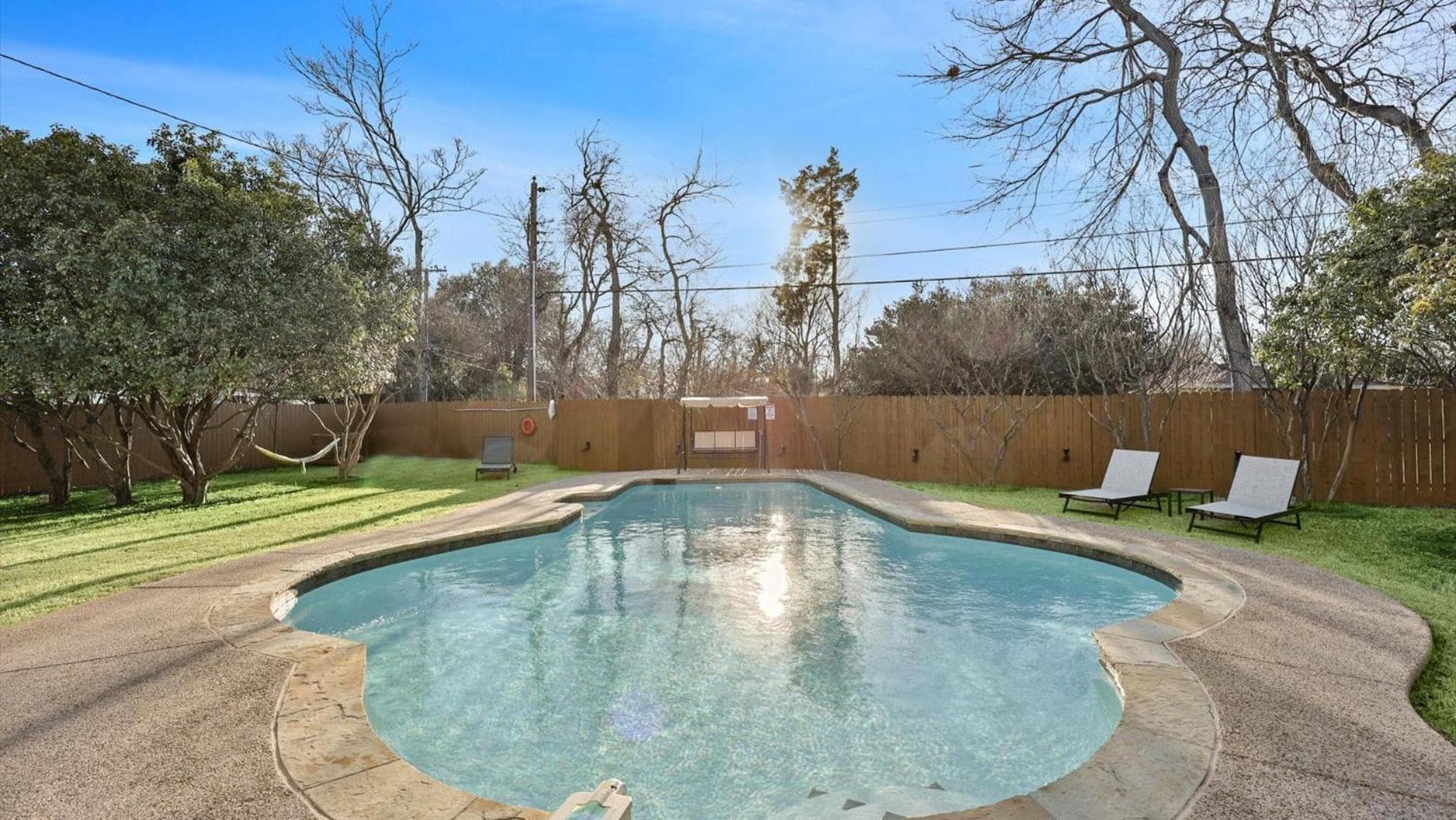 Elegant 5BR 2,5BA Holiday Home with Pool, Jacuzzi, BBQ, and Cinema Room