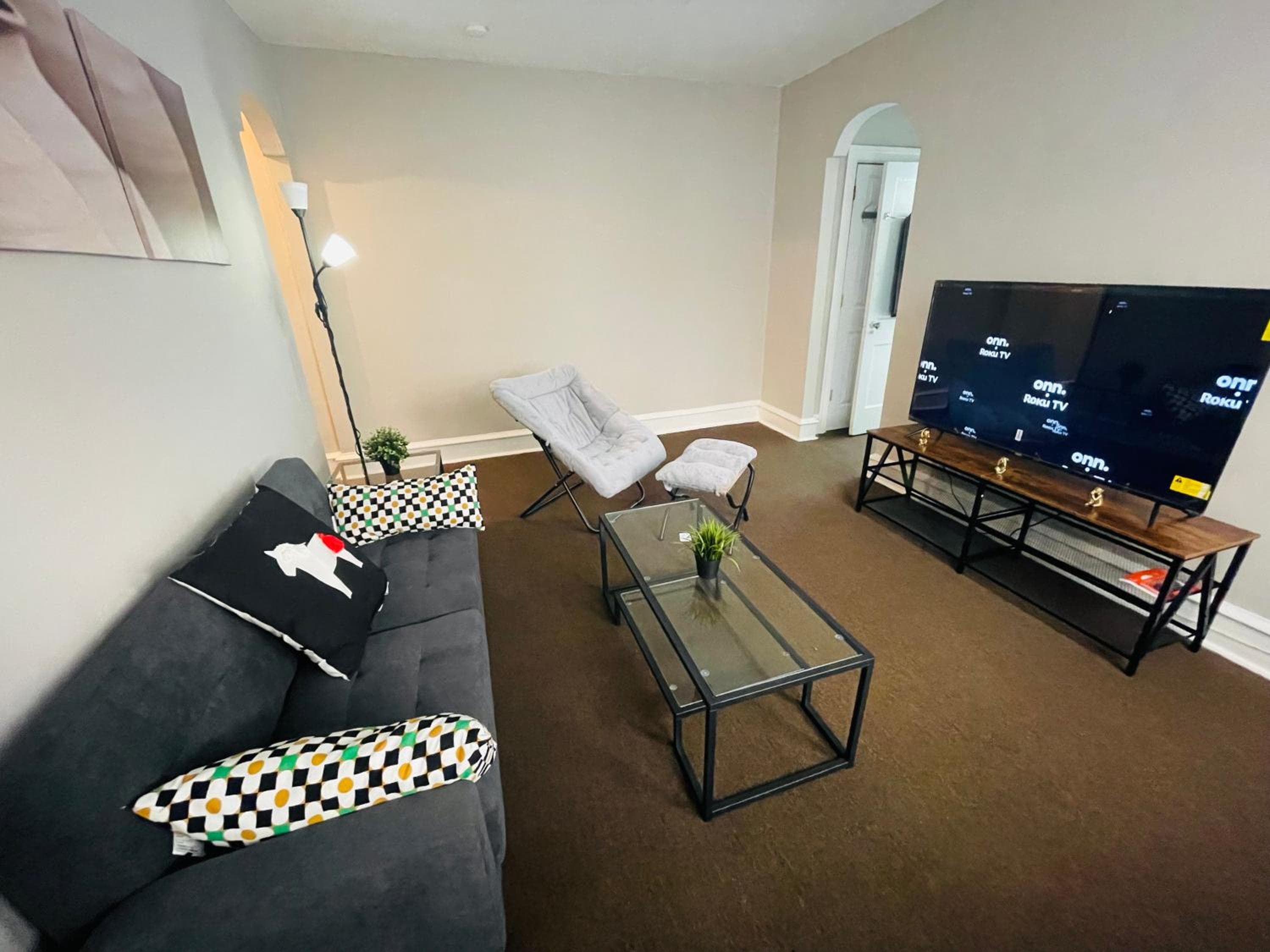 Large, Clean 1br In Great Location Parking Avail