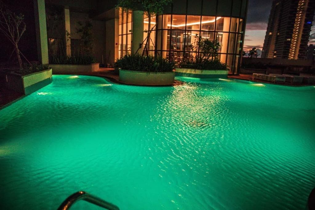 Colombo Skyline Luxury Apartments at Tri-Zen - Pool and Amazing City Views