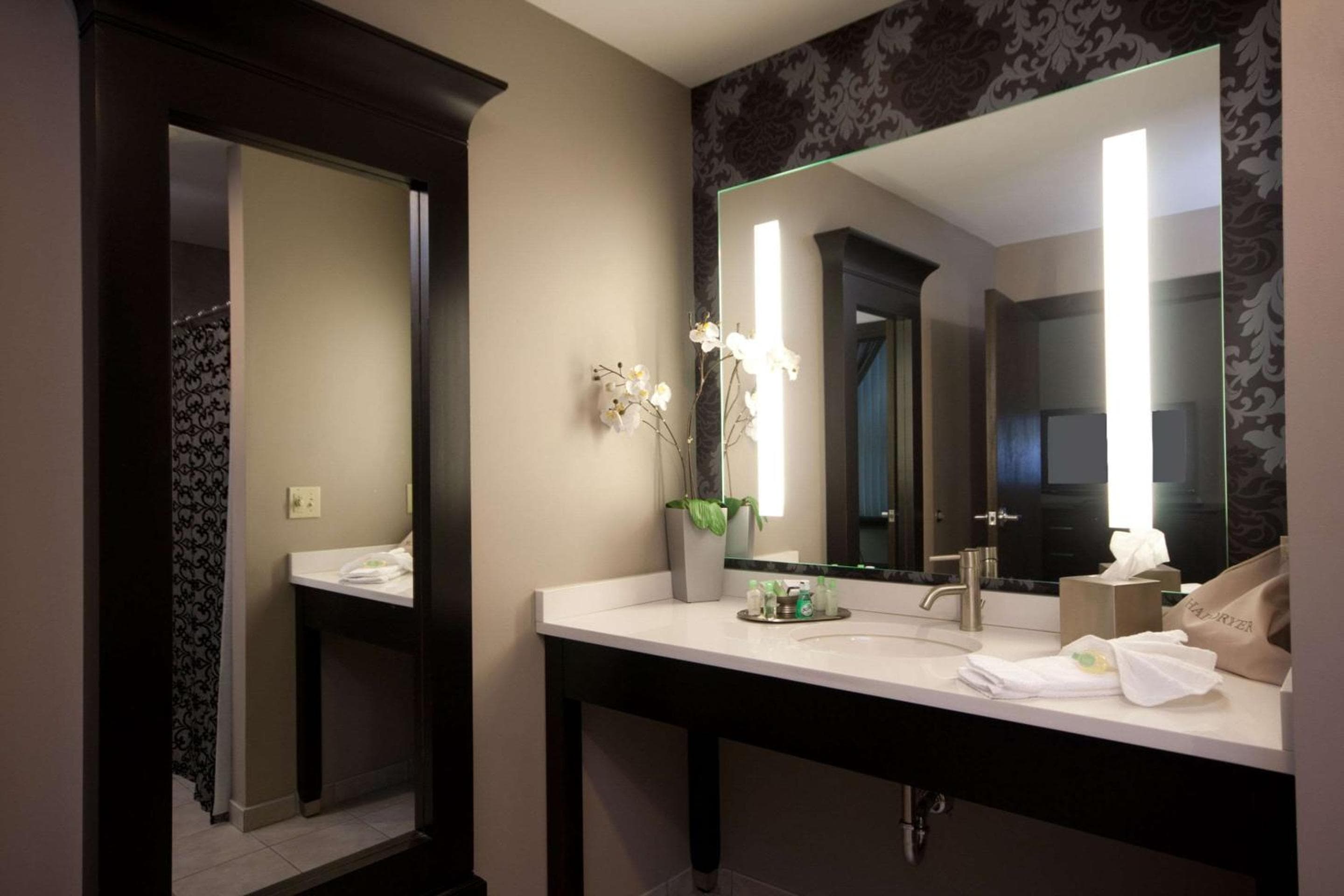 The Giacomo Niagara Falls NY, an Ascend Collection Hotel