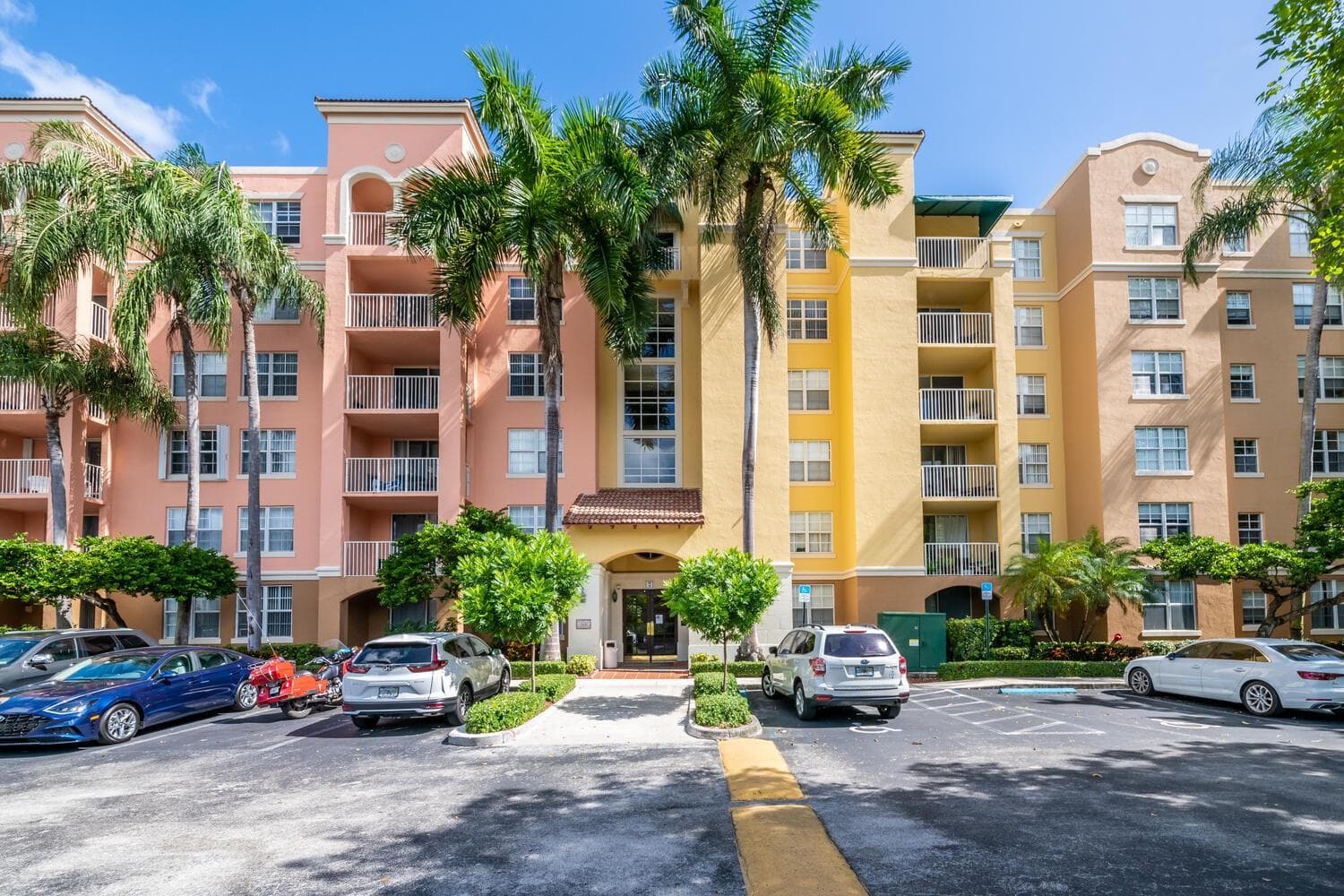 Luxury 3 Bds in Aventura Yacht club