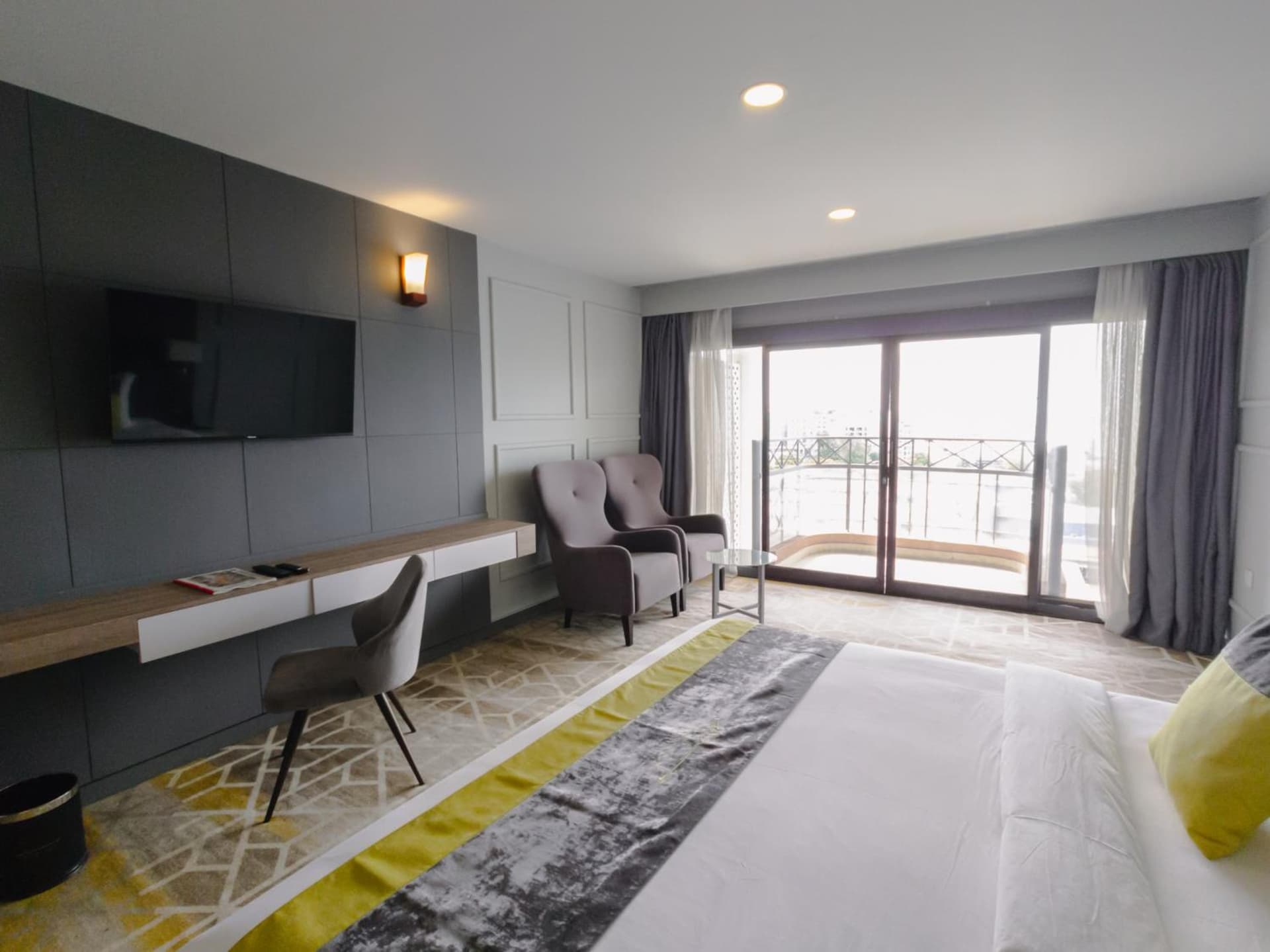 Manhattan Business Hotel, Male